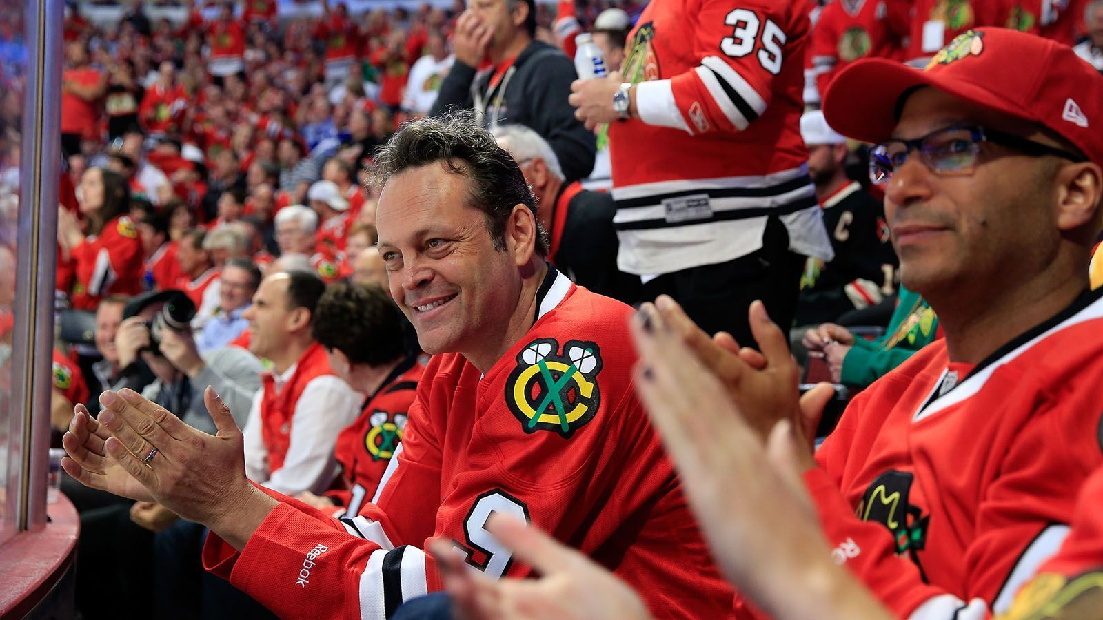 
                <strong>Vince Vaughn </strong><br>
                Die Chicago Blackhawks haben ebenfalls einen prominenten Schauspieler als Edel-Fan. Vince Vaughn (links) hier im Trikot der Blackhawks.
              