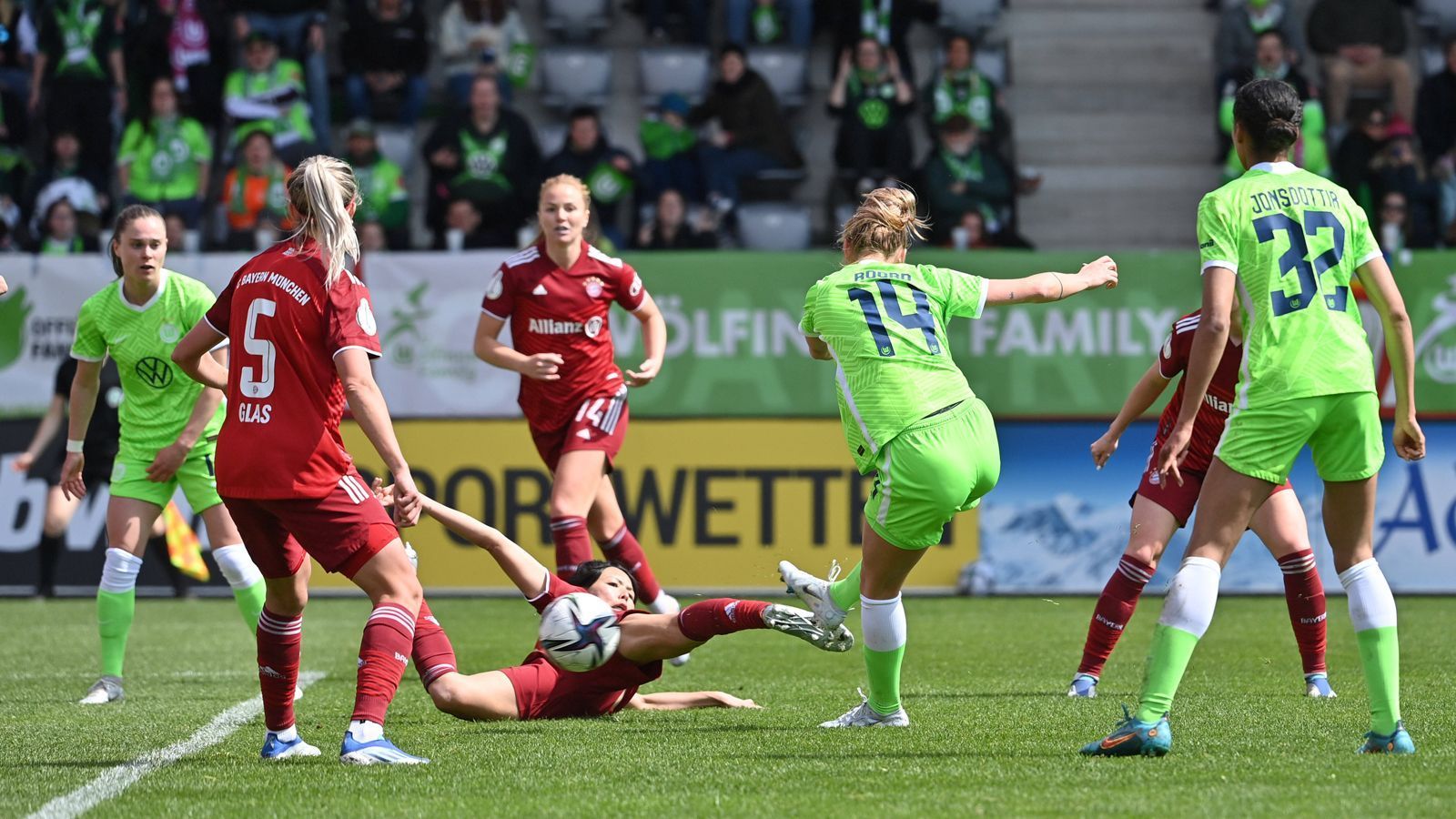 
                <strong>TV-Gelder: Deutschland hinkt England hinter</strong><br>
                Ähnlich wie bei den Männern gilt auch im Frauen-Fußball: Die Fernseh-Einnahmen sind in England deutlich höher als in Deutschland. Während die zwölf englischen Vereine der FA Women's Super League im Jahr rund 30 Millionen Euro kassieren, bekommen die zwölf Vereine der Frauen-Bundesliga vom DFB 3,6 Millionen Euro an Fernsehgelder ausbezahlt.
              