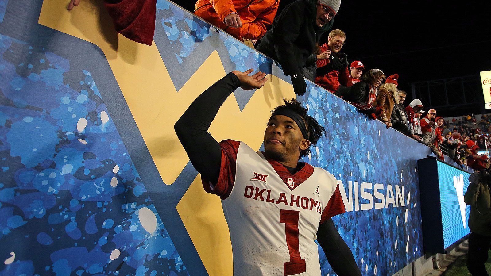 
                <strong>Kyler Murray (Oklahoma Sooners)</strong><br>
                Position: QuarterbackGeburtstdatum: 7. August 1997College-Status: Junior (drittes Jahr)Stats 2018: 40 Touchdowns, sieben Interceptions, 15 Sacks, 70,9% Completion Rate, 4053 YardsEr hat es geschafft! Kyler Murray gewinnt die Heisman Trophy 2018. Mehr und mehr hat sich der 21-Jährige in den vergangenen Wochen in die Rolle des Geheimfavoriten hineingearbeitet - und diese nun bestätigt. Die Trophäe ist ein passendes Abschiedsgeschenk vom American Football, denn Murray will 2019 einen Anlauf in der Baseball-Liga MLB wagen. Im Draft 2018 hatten ihn die Oakland Athletics an neunter Stelle ausgewählt. Sein Rookie-Vertrag beschert ihm einen Signing Bonus von 4,66 Millionen US-Dollar.
              