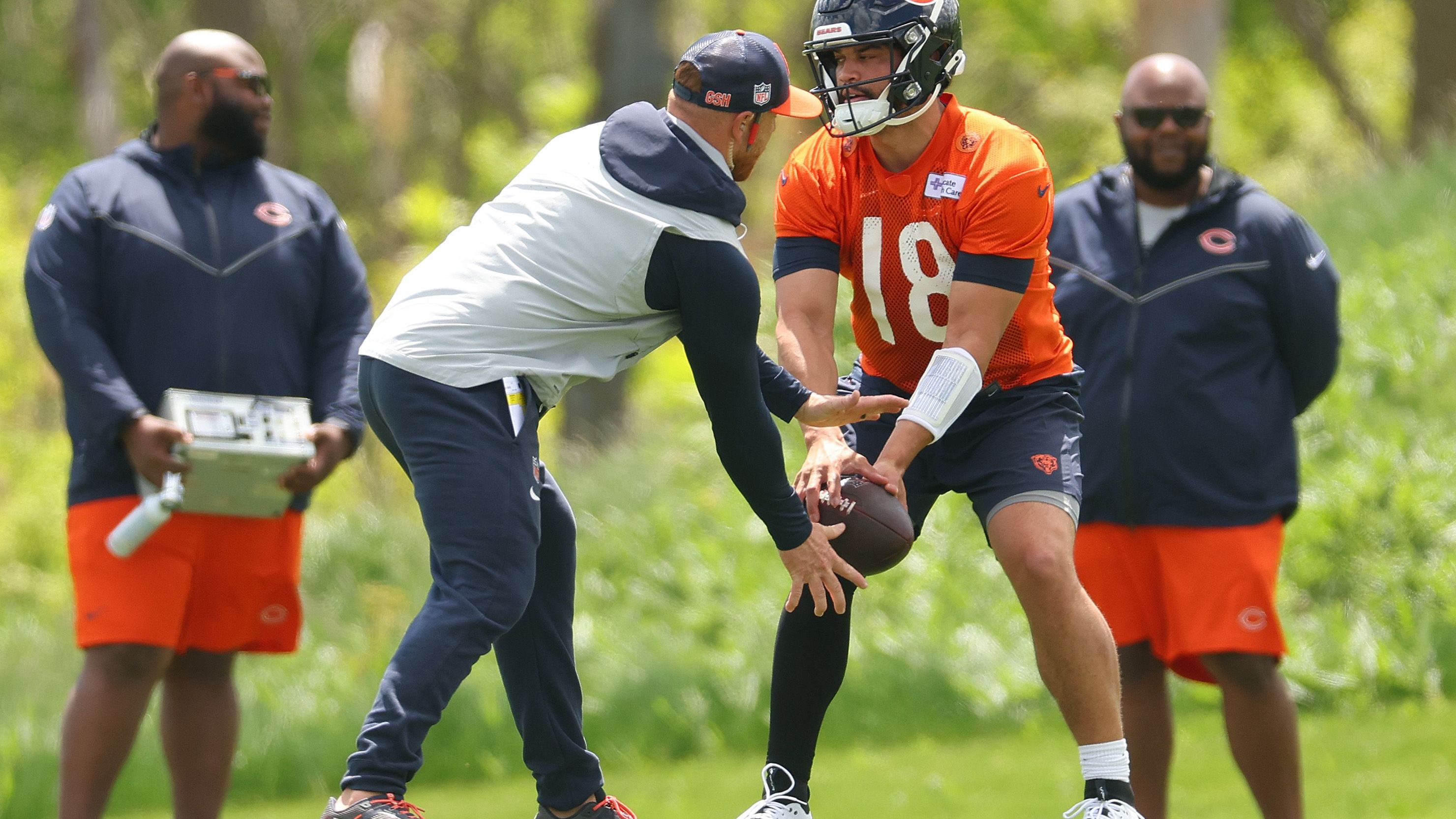 <strong>Chicago Bears - Keine Zeit zum Eingewöhnen</strong><br>Im Gegensatz zu vielen anderen Rookies muss Caleb Williams direkt funktionieren. Dafür wurde er als erster Pick im Draft geholt. Das Team drumherum, alleine die Offense, ist darauf ausgerichtet, sofort zu klicken. Man hat sich auch gegen Justin Fields entschieden und geht mit Williams All-In. Die Fallhöhe ist enorm.