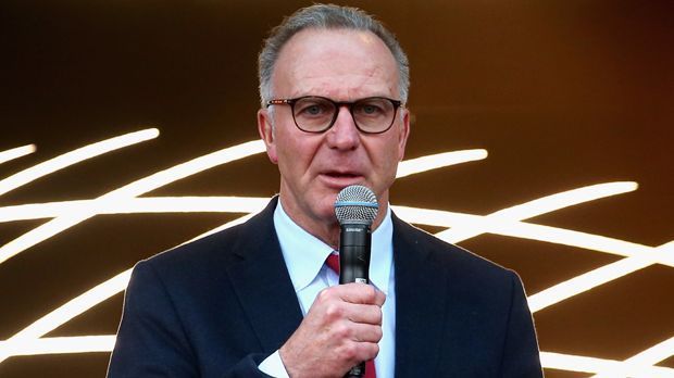 
                <strong>Karl-Heinz Rummenigge</strong><br>
                Karl-Heinz Rummenigge erklärte gegenüber der "Schwäbischen Zeitung" das aktuelle Problem der Jugendarbeit des FC Bayern München: "Es ist schwieriger geworden für unsere Talente, da die Qualität unserer Mannschaft noch einmal gewachsen ist." Genau dies kritisierte Maurizio Gaudino, Vater von Gianluca Gaudino und früherer Bundesligaprofi: Ein Jugendspieler hätte beim FCB keine Lobby. Seit David Alaba hat es kein Jugendspieler mehr geschafft, sich im Starensemble zu etablieren. Was vielleicht auch daran liegt, dass die Jugendteams des größten Klubs Deutschlands aktuell nicht zur absoluten Elite gehören. ran.de zeigt den aktuellen Stand der einzelnen U-Mannschaften:
              