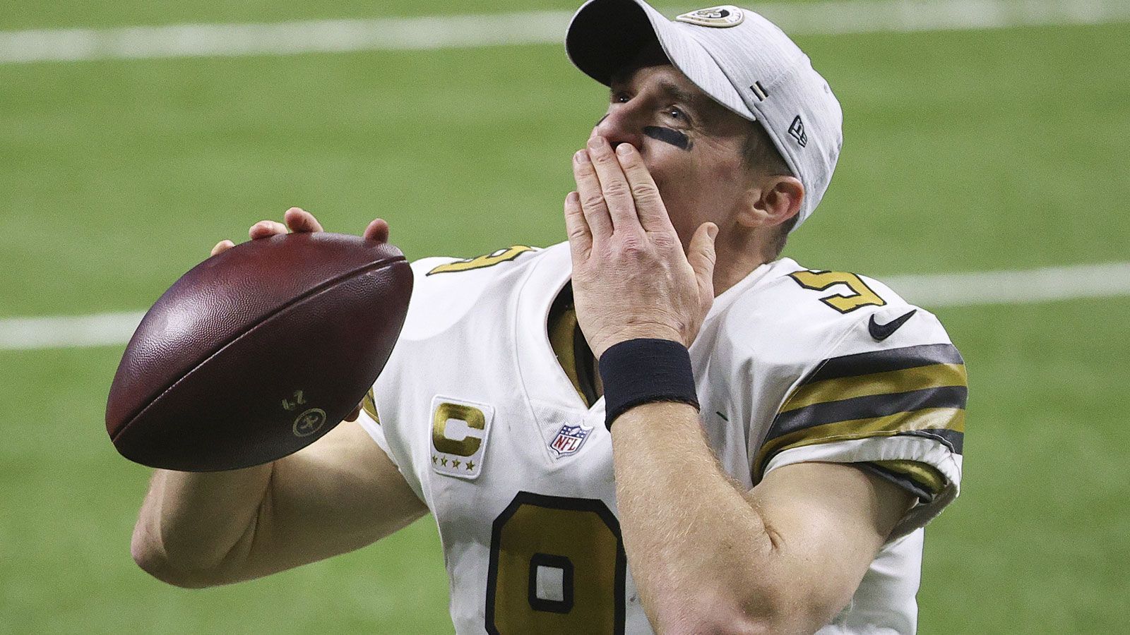 
                <strong>Drew Brees' Verlängerung und Umstrukturierung bei den Saints</strong><br>
                Denn mit der Unterschrift unter die Vertragsanpassung verringerte Brees sein Basisgehalt für die Saison, die er ohnehin nur als Zuschauer und TV-Experte begleiten wird, auf das Minimum von 1,075 Millionen US-Dollar. Damit bescherte der Football-Rentner den Saints zusätzliches Cap Space von sage und schreibe 23,925 Millionen US-Dollar. Nun kann die Franchise in aller Ruhe bis zum Sommer abwarten und Brees nach dem 1. Juni auf die Retired-/Reserve List setzen. Würden die Verantwortlichen diesen Schritt früher gehen, würde sich der Cap Hit für die Saison um die 11,5 Millionen US-Dollar erhöhen, die erst in den "Void Years" anfallen. Und die sind ja schließlich einzig und allein dafür da, um den Cap Hit auf mehr Jahre zu verteilen, als der Spieler wirklich unter Vertrag steht. Schöne verrückte Vertragswelt.
              