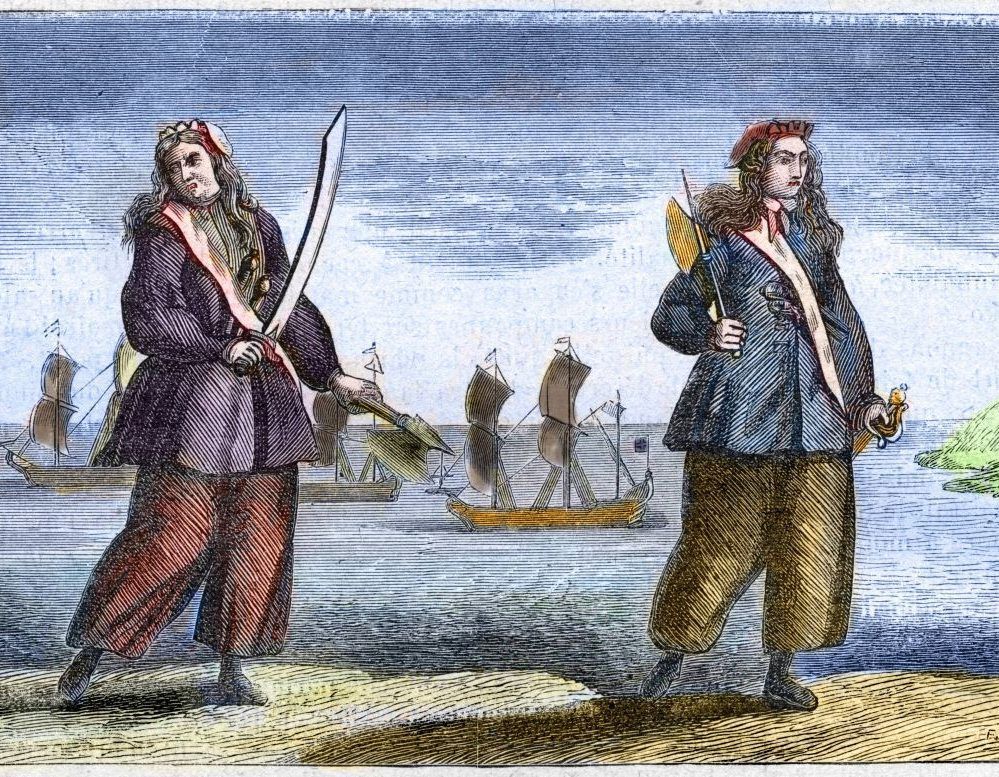 Emanzipation auf hoher See vor über 300 Jahren: Mary Read (Engländerin) und Anne Bonny (Irin) waren ein Piratinnen-Duo, das Schrecken in der Karibik verbreitete. Sie segelten mit dem britischen Piratenkapitän Jack Rackham, dem Partner von Anne Bonny, kämpften mit Macheten und Pistolen an der Seite der Besatzung und plünderten Schiffe. Und weil damals Frauen an Bord unerwünscht waren, verkleideten sie sich als Männer. Als 1720
