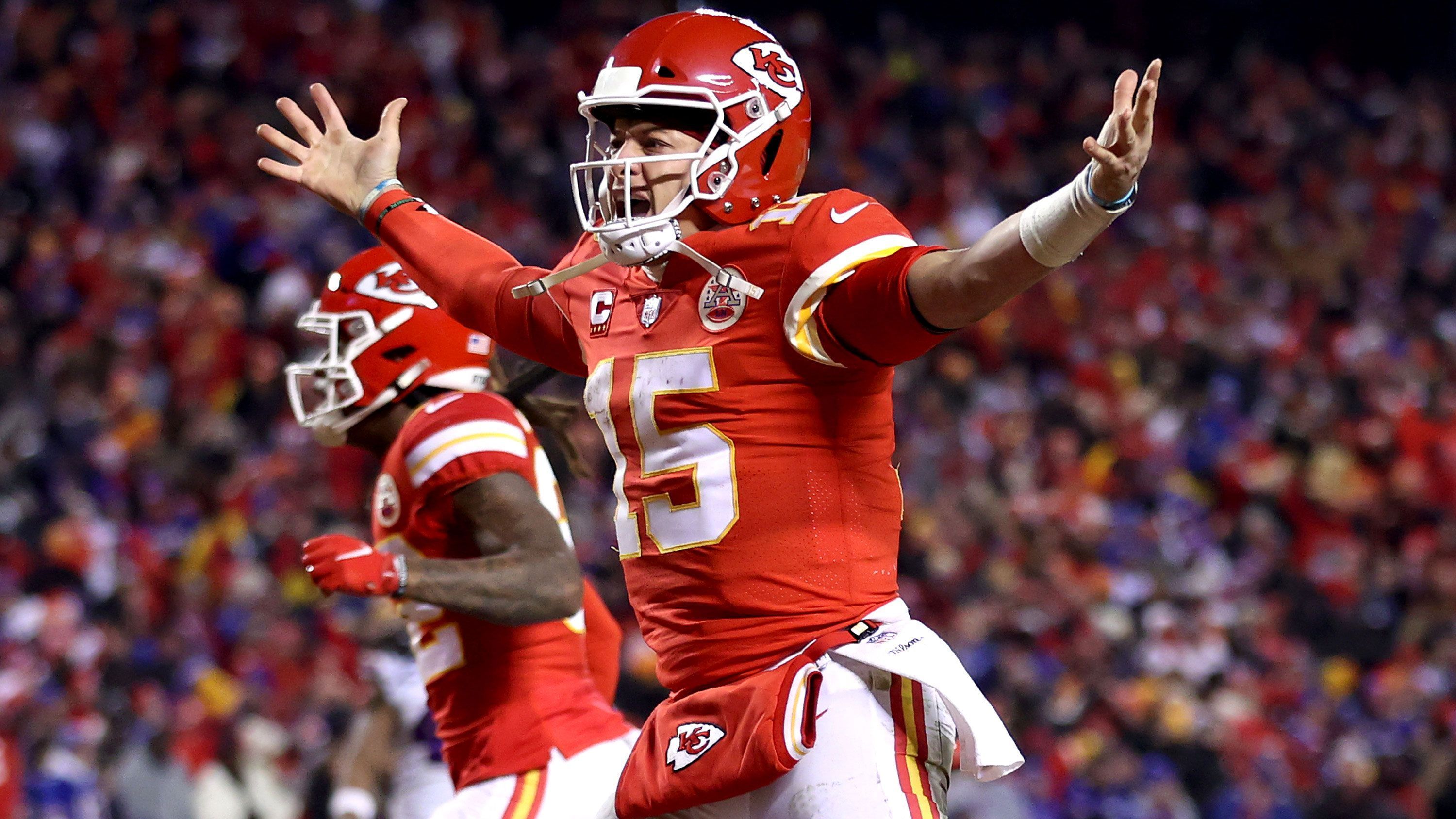 
                <strong>Ein Spiel für die Ewigkeit</strong><br>
                23. Januar 2022, Divisional Round, Buffalo Bills zu Gast bei den Kansas City Chiefs - und zwei Quarterbacks, die zu Höchstleistungen auflaufen. Mit 42:36 behielten die Chiefs im heimischen Arrowhead Stadium gegen starke Bills die Oberhand, einzig die umstrittene und in der Folge veränderte Overtime-Regel verhinderte vermutlich ein noch höheres Ergebnis. Sollten die Spielmacher am Sonntag auch nur annähernd so gute Zahlen wie vor knapp neun Monaten auflegen, dürfen sich alle Football-Fans auf beste Unterhaltung freuen.
              