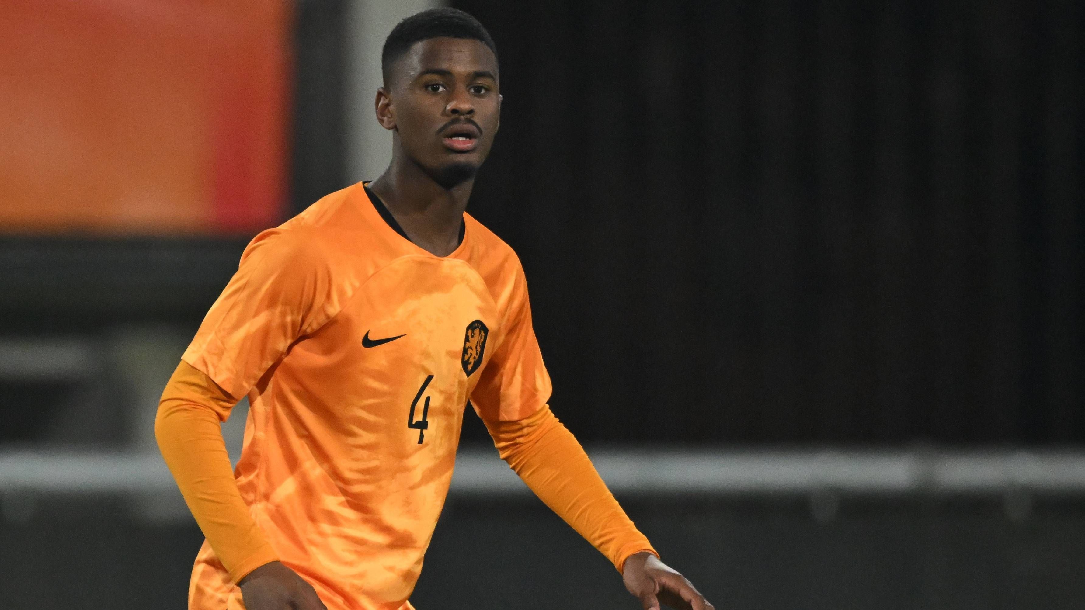 <strong>Jorrel Hato&nbsp;(Niederlande)</strong><br>Mit gerade 19 Jahren gehört Abwehr-Juwel Jorrel Hato beim frischgebackenen Meister Ajax Amsterdam schon zum Stammpersonal. Bereits im November 2023 debütierte das Mega-Talent in der A-Nationalmannschaft, soll nun für die U21 eine Stütze auf dem Weg zum möglichen Titel sein. Gut möglich, dass Hato nach der U21-EM dann den nächsten Schritt macht, Gerüchten zufolge soll der FC Chelsea Interesse haben.