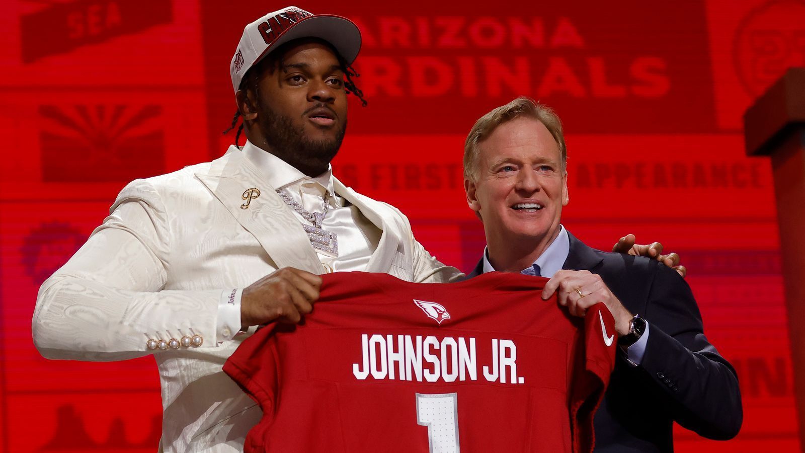 
                <strong>Arizona Cardinals</strong><br>
                Left Tackle: Dass Paris Johnson Jr. für die Cardinals starten soll, ist ein No-Brainer. Schließlich tradete Arizona extra hoch, um sich an Position sechs Johnson Jr. zu sichern, der künftig der Bodyguard von Franchise-Quarterback Kyler Murray sein wird.
              