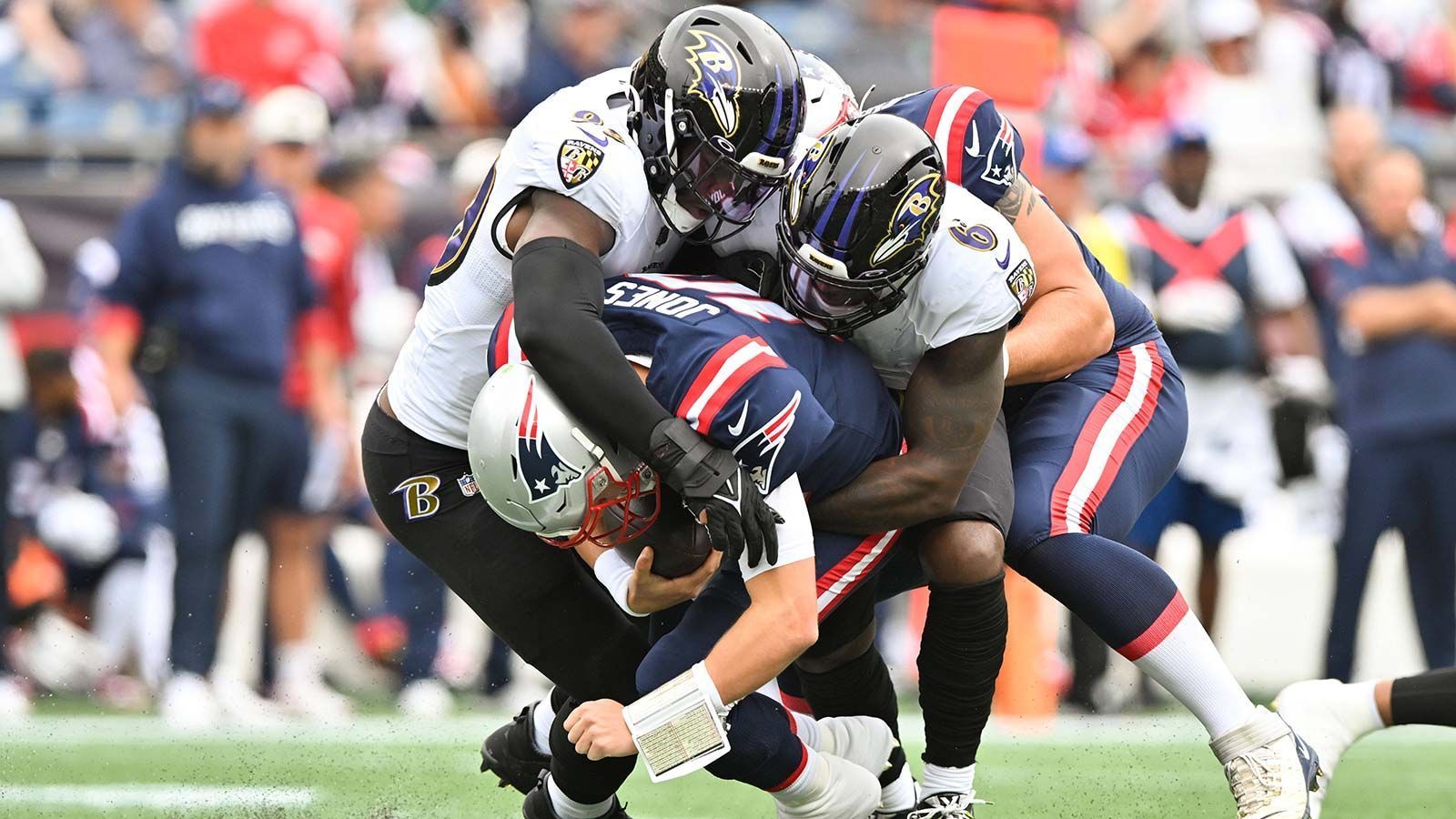 
                <strong>Baltimore Ravens – Defensive Line</strong><br>
                Bei den Baltimore Ravens hapert es aktuell in der Defensive Line. Mit den Abgängen von Justin Houston, Jason Pierre-Paul und Calais Campbell verlieren die Ravens drei Leistungsträger, deren Verlust die Nachrücker Michael Pierce und Broderick Washington erst einmal kompensieren müssen. Gut möglich, dass die Verteidigung gegen den Lauf an der Line of Scrimmage und die Jagd nach dem Quarterback zu einem Problem wird. Allerdings hat Baltimore im zweiten Level der Front Seven mit Roquan Smith, Patrick Smith, Tyus Bowser und Odafe Oweh vier hochkarätige Linebacker, sodass nicht damit zu rechnen ist, dass die Probleme der Defensive Line die Saison des Teams zerstören.
              