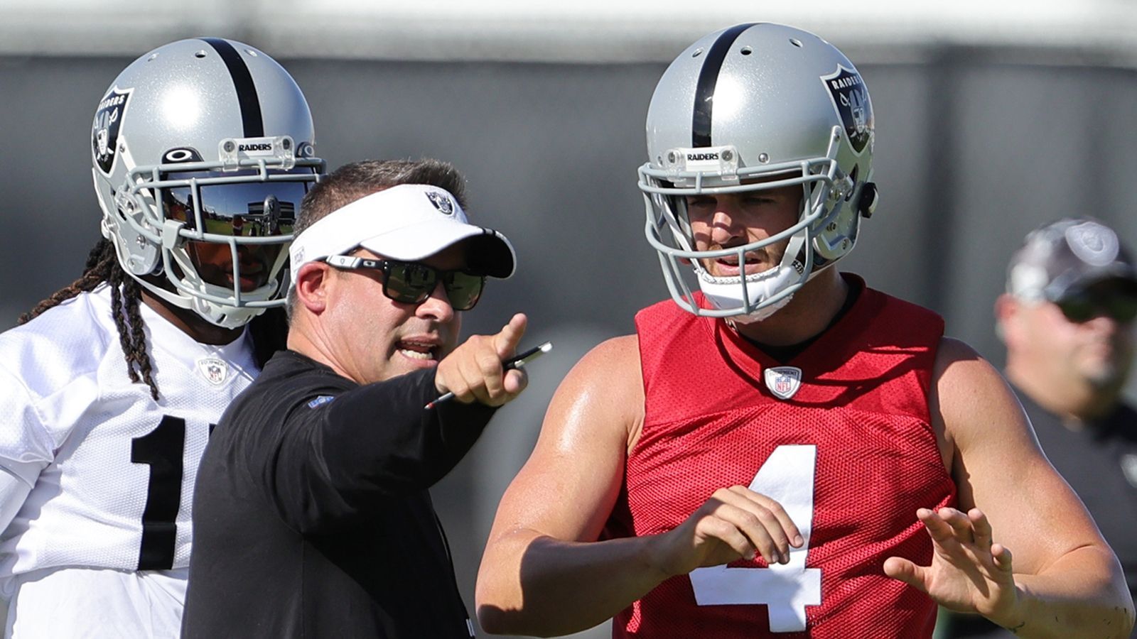 
                <strong>Verlierer: Offense der Las Vegas Raiders</strong><br>
                Head Coach Josh McDaniels ist bei den Raiders weiter in der Kritik. Zwar zeigte die Offense in Ansätzen in den vergangenen Wochen, was sie mit Derek Carr, Josh Jacobs und Davante Adams in der Lage sind zu tun, auch wenn Tight End Darren Waller verletzt fehlt. Aber gegen die New Orleans Saints ließen sie all das vermissen. Null Punkte. Nur 43 Rushing Yards für Jacobs. 101 Passing Yards für Carr bei keinem TD-Pass und einer INT. Adams gelang ein Catch für drei Yards. Beschämend, zumal die Raiders jetzt mit 2-5 das Schlusslicht der AFC West bilden. 
              