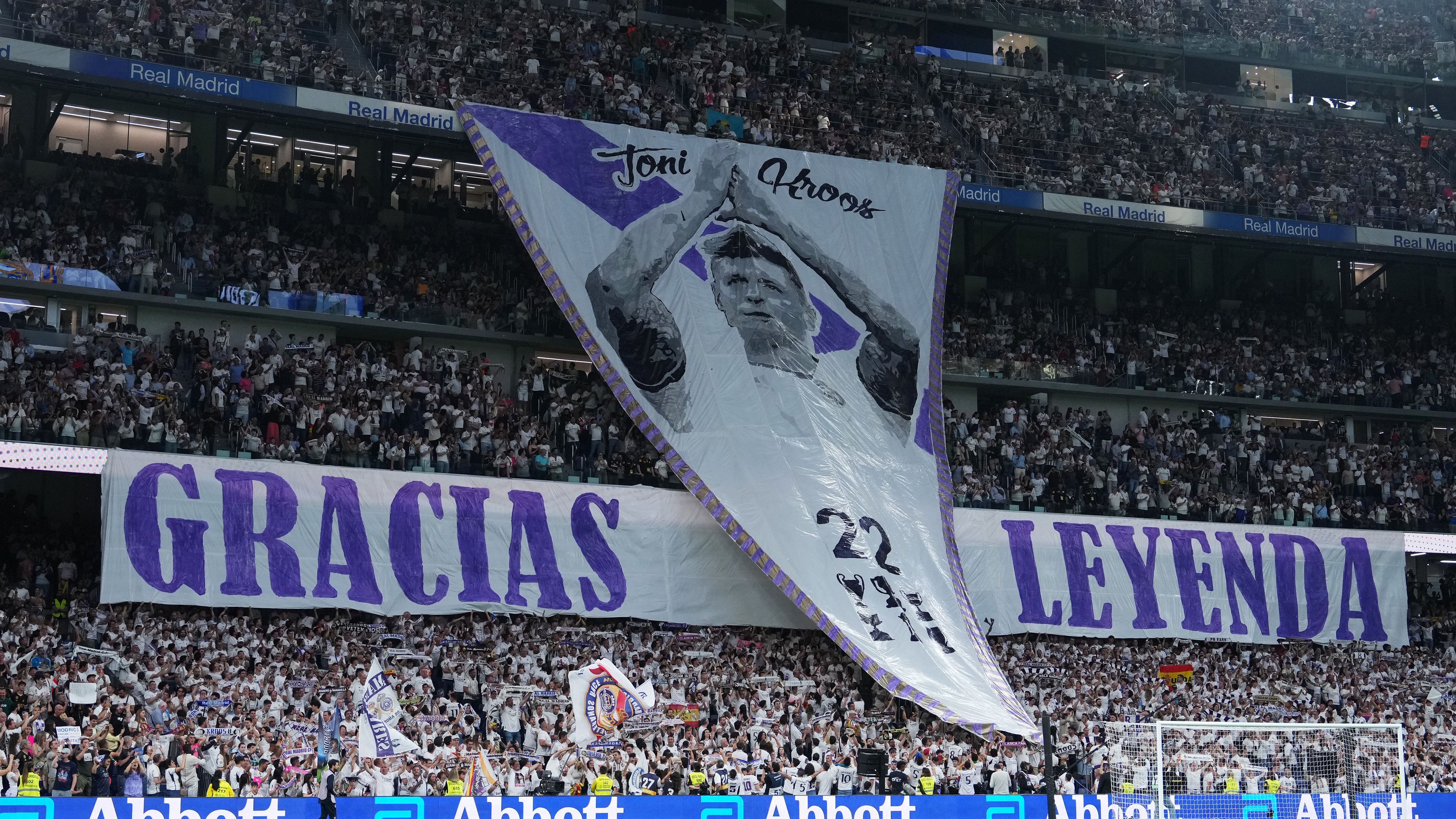 <strong>"Gracias Leyenda"</strong><br>Neben zahlreichen Transparenten einzelner Fans gab es auch eine große Choreografie zum Abschied von Kroos. "Gracias Leyenda" ("Danke Legende") war darauf zu lesen. Und tatsächlich ist Kroos längst eine Vereinslegende der "Königlichen", mit denen er vier Mal spanischer Meister wurde, vier Mal die Champions League gewann und 2023 erstmals spanischer Pokalsieger wurde.&nbsp;