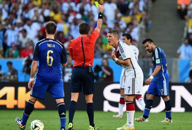 
                <strong>Frühes Gelb</strong><br>
                Die kritische Phase im Finale beginnt mit der Gelben Karte in der 29. Minute. Unmittelbar danach muss Christoph Kramer verletzt vom Feld. Toni Kroos rückt auf die Sechs, für die nächsten rund 30 Minuten geht die Ordnung im deutschen Mittelfeld etwas verloren.
              