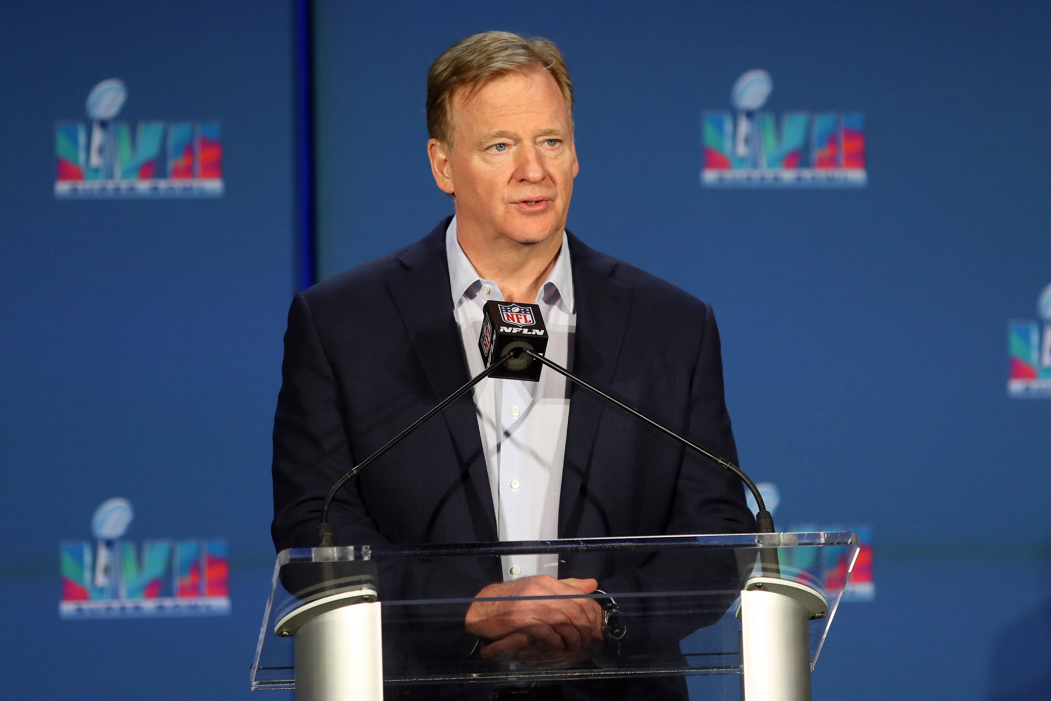 
                <strong>Zukunft?</strong><br>
                Goodell soll demnächst für drei weitere Jahre unterschreiben. Schon jetzt verdiente er in seiner Karriere um die 500 Millionen US-Dollar - mehr als jeder Spieler der NFL-Geschichte. Sollte er 2026 zurücktreten, kann Goodell auf eine 20 Jahre lange Karriere zurückschauen, in der die NFL die wohl größten Schritte seit ihrer Gründung gemacht hat. Vielleicht wird für den mächtigsten Mann der Liga aber auch dann noch nicht Schluss sein. 
              