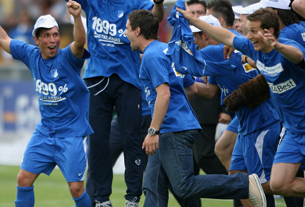 
                <strong>1899 Hoffenheim (2008)</strong><br>
                Ein Dorf mitten im Kraichgau steht im Mai 2008 Kopf: Die TSG Hoffenheim schafft den Durchmarsch von der 3. Liga in die Bundesliga. Ermöglicht wird das "Wunder" allerdings erst durch die Millionen des Mäzens Dietmar Hopp.
              