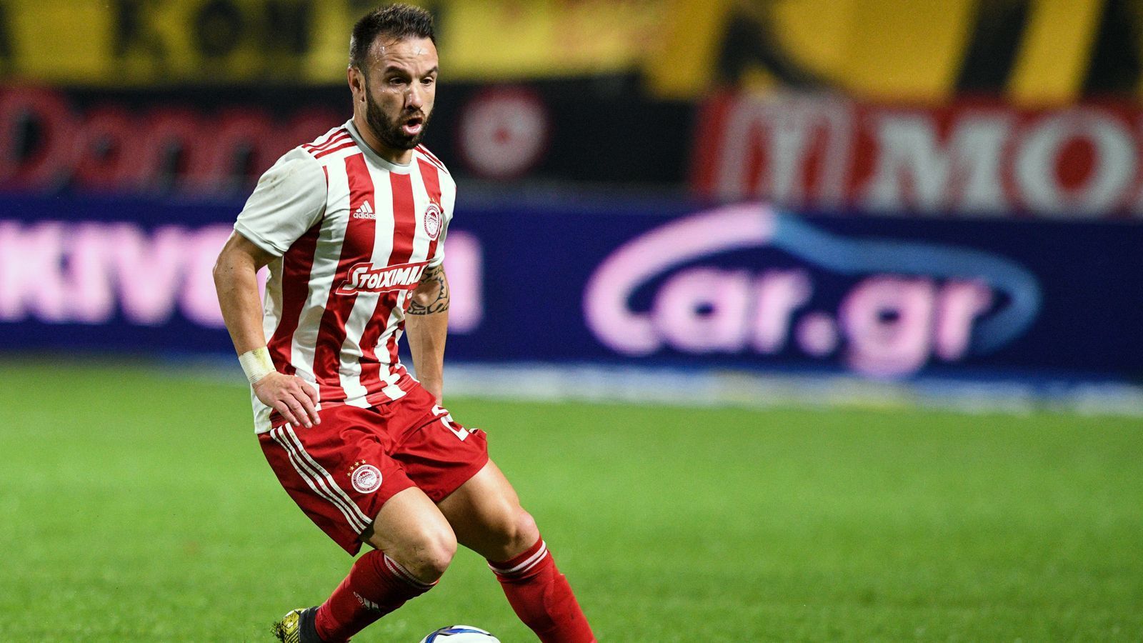 
                <strong>Mathieu Valbuena</strong><br>
                Mit dem bereits 35 Jahre alten Franzosen Mathieu Valbuena konnte Olympiakos im Sommer 2019 einen weiteren Altstar verpflichten. Der Ex-Nationalspieler (52 Länderspiele) kam ablösefrei von Fenerbahce Istanbul nach Griechenland und unterschrieb zunächst einen Einjahresvertrag. Dass es Olympiakos überhaupt in die Champions-League-Gruppenphase schaffte, hat viel mit Valbuenas Frühform in der Saison 2019/20 zu tun. In der Qualifikation steuerte der Routinier in sechs Spielen fünf Vorlagen und einen Treffer bei. Zudem sorgte Valbuena gleich zum Auftakt der Gruppenphase mit seinem Ausgleichstreffer zum 2:2 gegen Tottenham für den bislang einzigen Punktgewinn von Olympiakos Piräus in der laufenden Champions-League-Saison. 
              