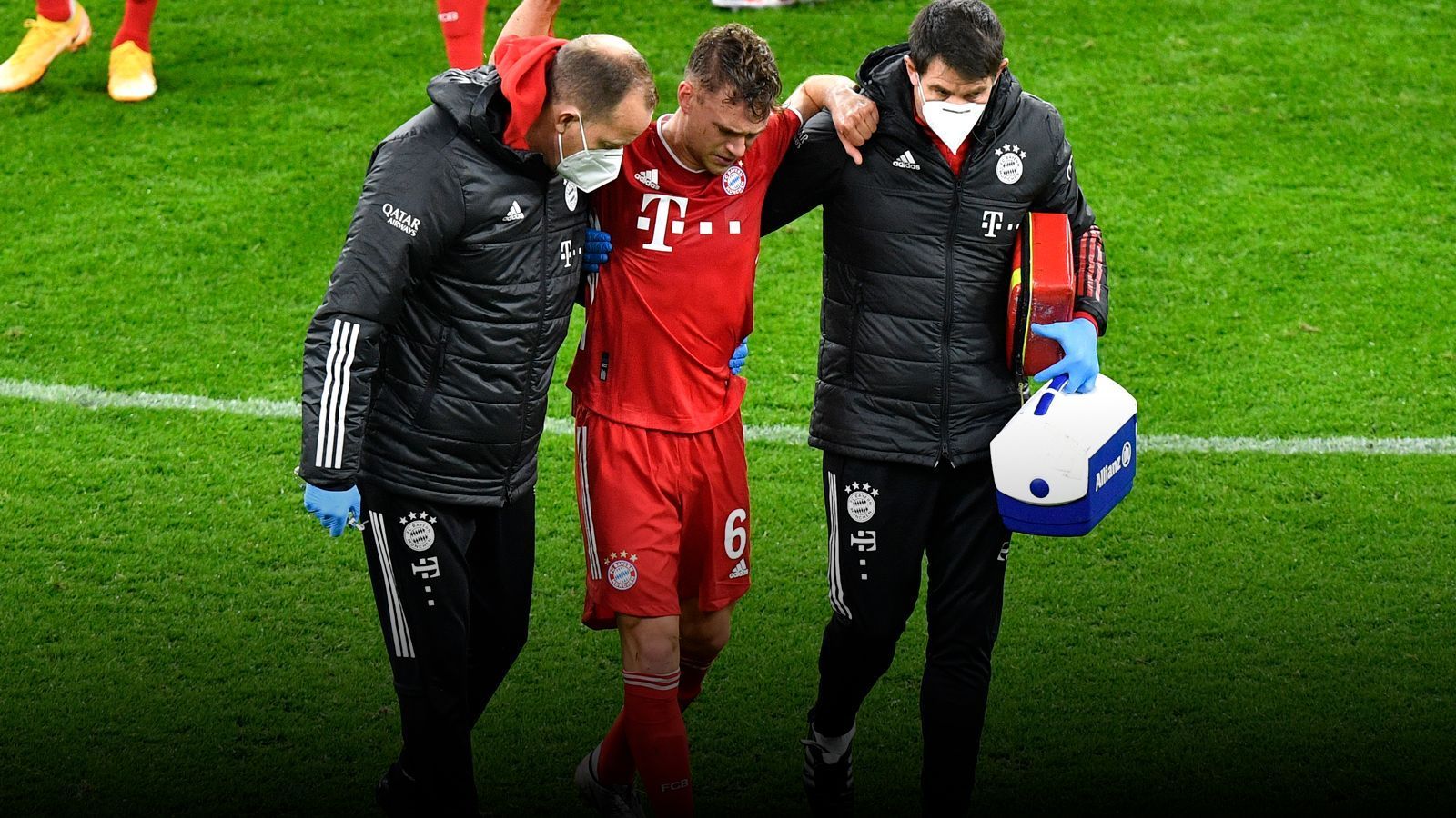 
                <strong>So kann der FC Bayern Kimmich ersetzen</strong><br>
                Der FC Bayern hat den Sieg im Spitzenspiel gegen Borussia Dortmund womöglich teuer bezahlt: Beim 3:2 im Signal Iduna Park verletzte sich Joshua Kimmich vermutlich schwer am Knie, als er nach einem unsauber gestoppten Ball einen Dortmunder Konter unterbinden wollte. Nach einer guten halben Stunde musste Bayerns Mittelfeldchef so unter Tränen und Schmerzen ausgewechselt werden. "Ich habe mir das Knie überstreckt. Das sieht überhaupt nicht gut aus", soll er laut "Bild" zu seinen Teamkollegen in der Kabine gesagt haben.
              