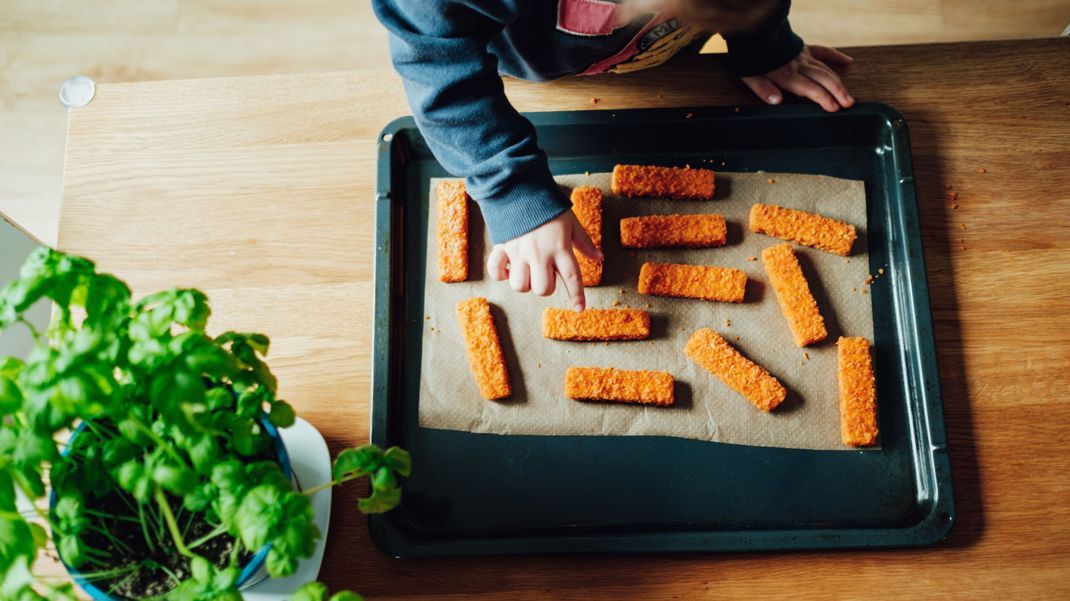 Die Stiftung Warentest hat 19 Fischstäbchen geprüft. Die Hälfte der untersuchten Produkte haben ein Schadstoffproblem.