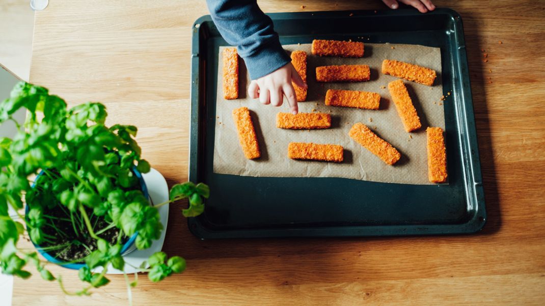 Die Stiftung Warentest hat 19 Fischstäbchen geprüft. Viele der untersuchten Produkte haben ein Schadstoffproblem.