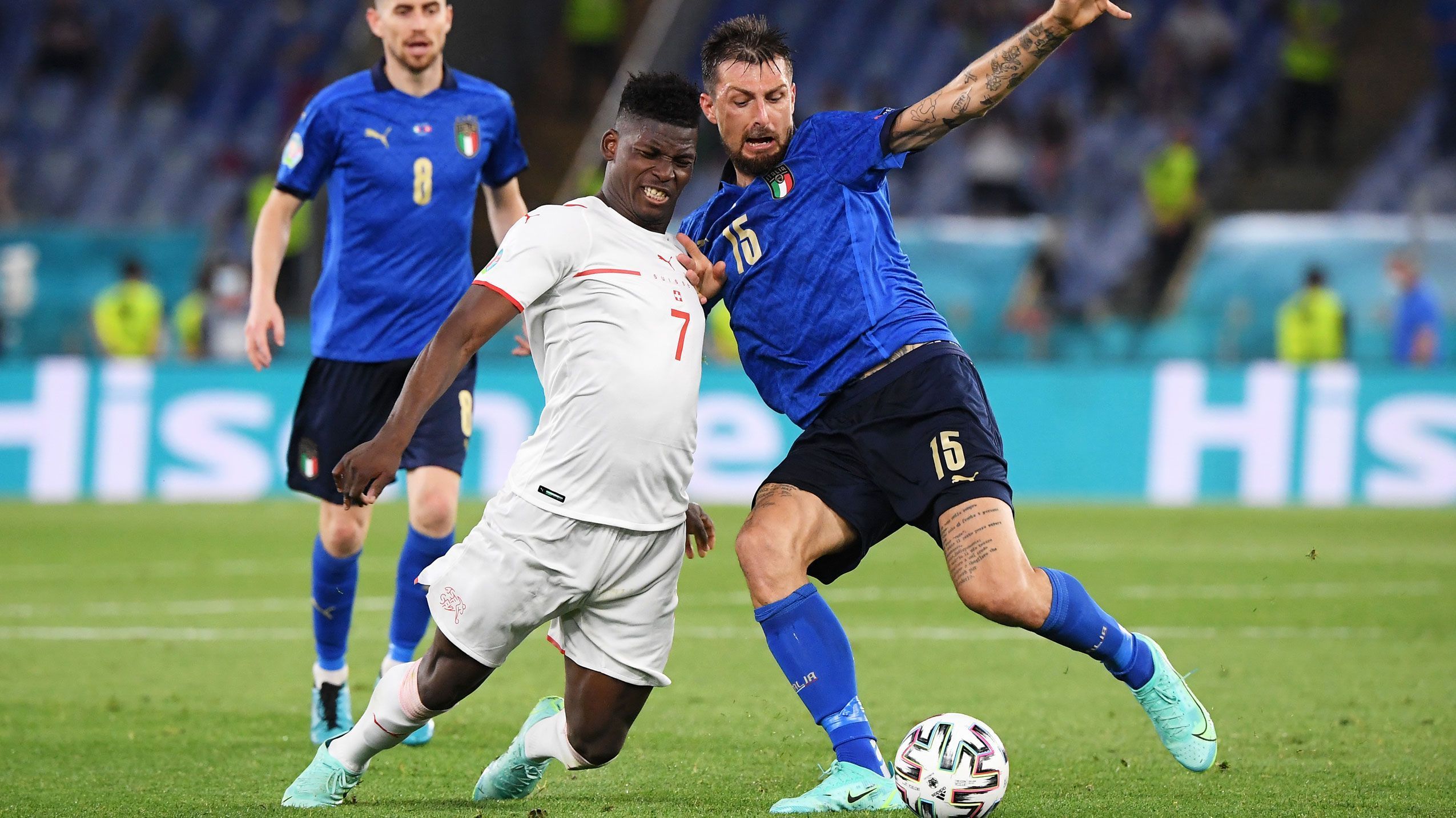 
                <strong>Francesco Acerbi</strong><br>
                In der 24. Minute wird der Verteidiger von Lazio Rom für den verletzten Kapitän Chiellini eingewechselt. Immer wieder gerät er in Zweikämpfe und Scharmützel mit Breel Embolo, beide packen dabei gleichermaßen zu. ran-Note: 3
              