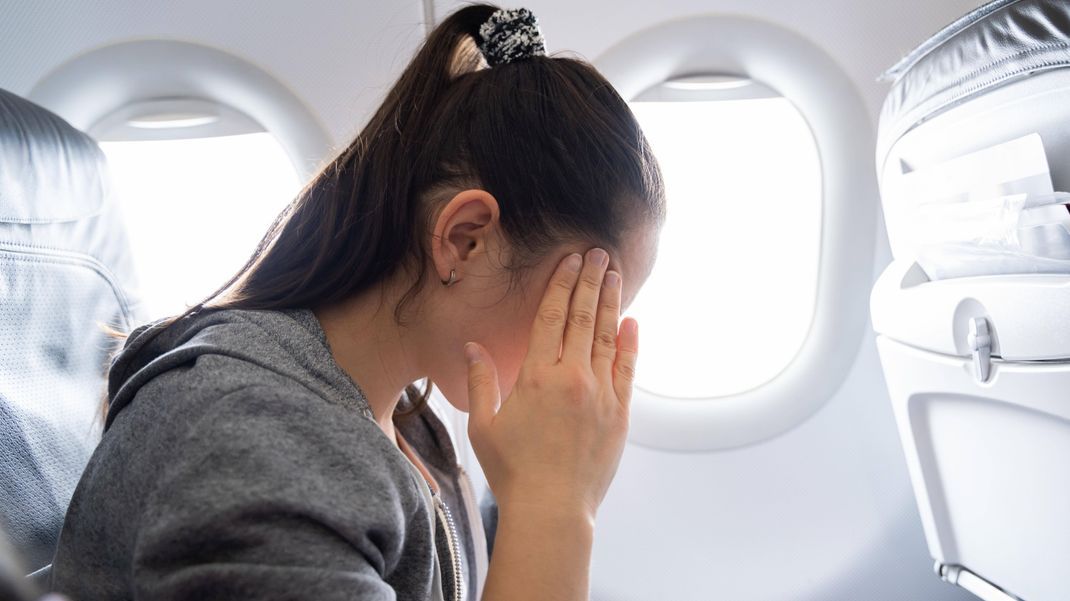 Flugangst kann für Reisende sehr belastend sein. Die Bandbreite der Gefühle reicht von leichter Unruhe bis hin zu starken Ängsten, die Teil einer Angststörung wie der Flugphobie sein können.