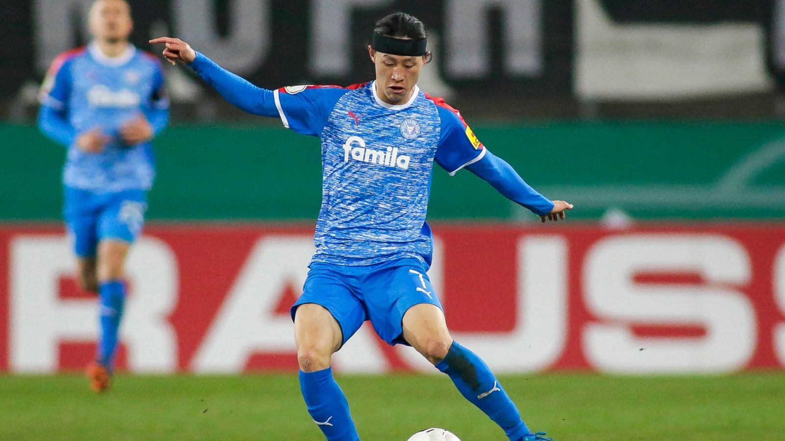 
                <strong>Platz 2: Holstein Kiel (45 Punkte)</strong><br>
                Die Störche haben durch ihren Höhenflug im DFB-Pokal keinen Dämpfer in der Liga bekommen, sondern haben sich in der Spitzengruppe von Liga zwei festgesetzt. Vier Siege aus den vergangenen fünf Spielen und nur einer Niederlage sind eine gute Basis dafür. Im Nordderby gegen den HSV können sie zudem einem direkten Konkurrenten einen herben Rückschlag verpassen. 
              