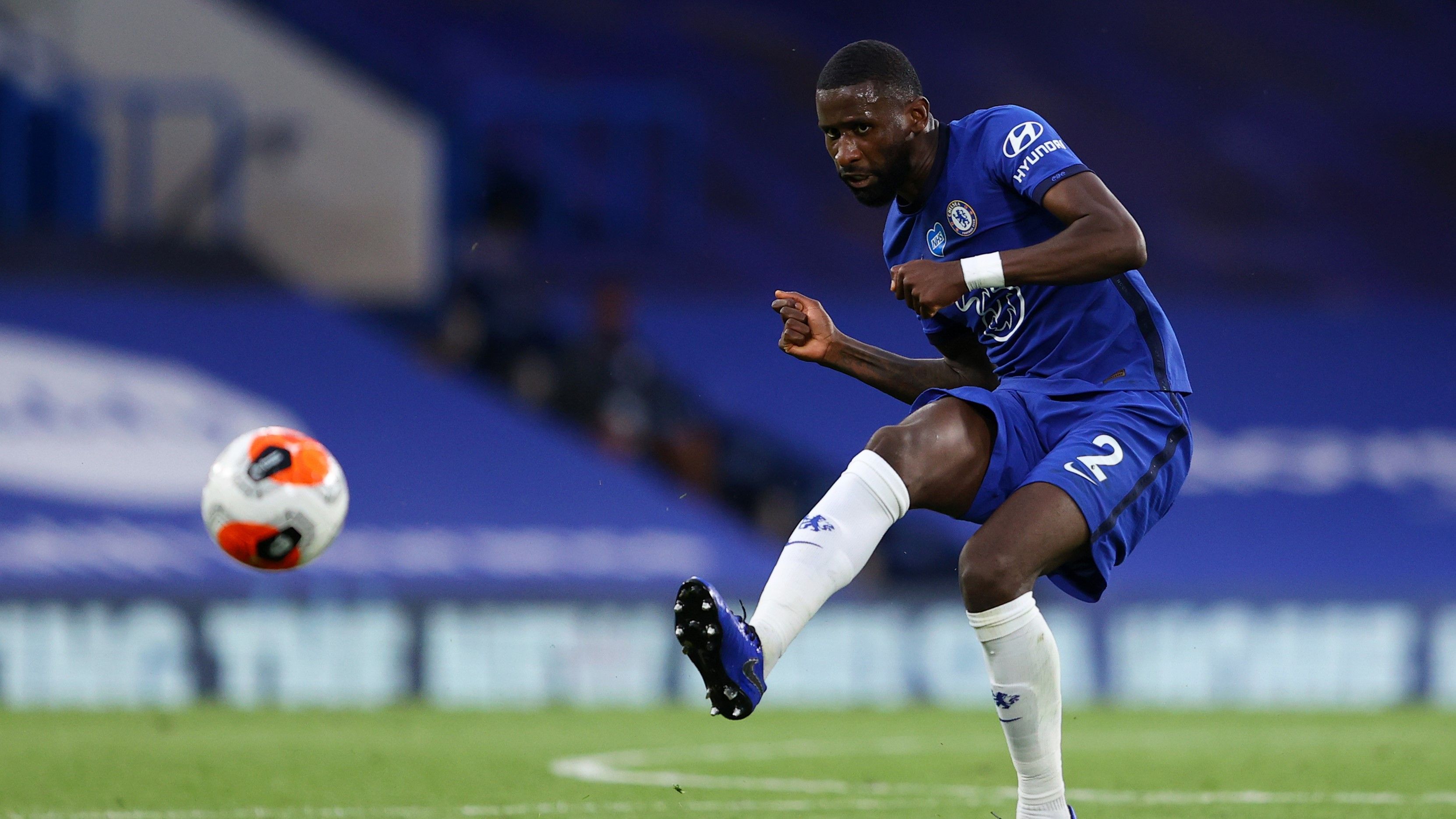 
                <strong>FC Chelsea</strong><br>
                Das jüngste Gerücht glaubt an einen Alaba-Transfer zum FC Chelsea. Immerhin bestätigte der dortige Abwehrspieler Antonio Rüdiger, dass sich der Wiener bei ihm gemeldet habe. "Mit David Alaba hatte ich schon Kontakt", erklärte der 27-Jährige gegenüber der "Sport Bild" und fügte hinzu: "Wenn sich so etwas anbahnt, dann meldet sich der befreundete Spieler normal von selbst." Der Londoner Klub ist einer von vielen Interessenten, die seit Wochen mit dem Verteidiger gehandelt werden. Als Top-Favorit gelten die Engländer allerdings nicht.
              