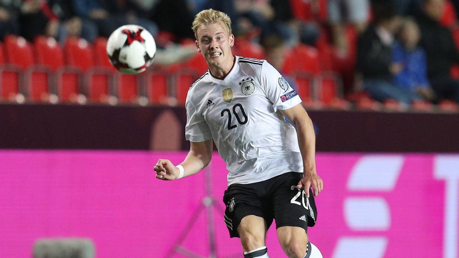 
                <strong>2016 gestrichen: Julian Brandt (Bayer Leverkusen)</strong><br>
                Julian Brandt setzt vor zwei Jahren die Tradition von Marko Marin, Julian Draxler oder Kevin Volland fort. Joachim Löw will das Talent einmal persönlich im Trainingsbetrieb unter die Lupe nehmen. Brandt hinterlässt mit seinen 20 Jahren einen guten Eindruck. Er fährt zwar nicht zur EM, gehör aber seitdem zum festen Kader und kommt auf inzwischen 14 Länderspiele.
              