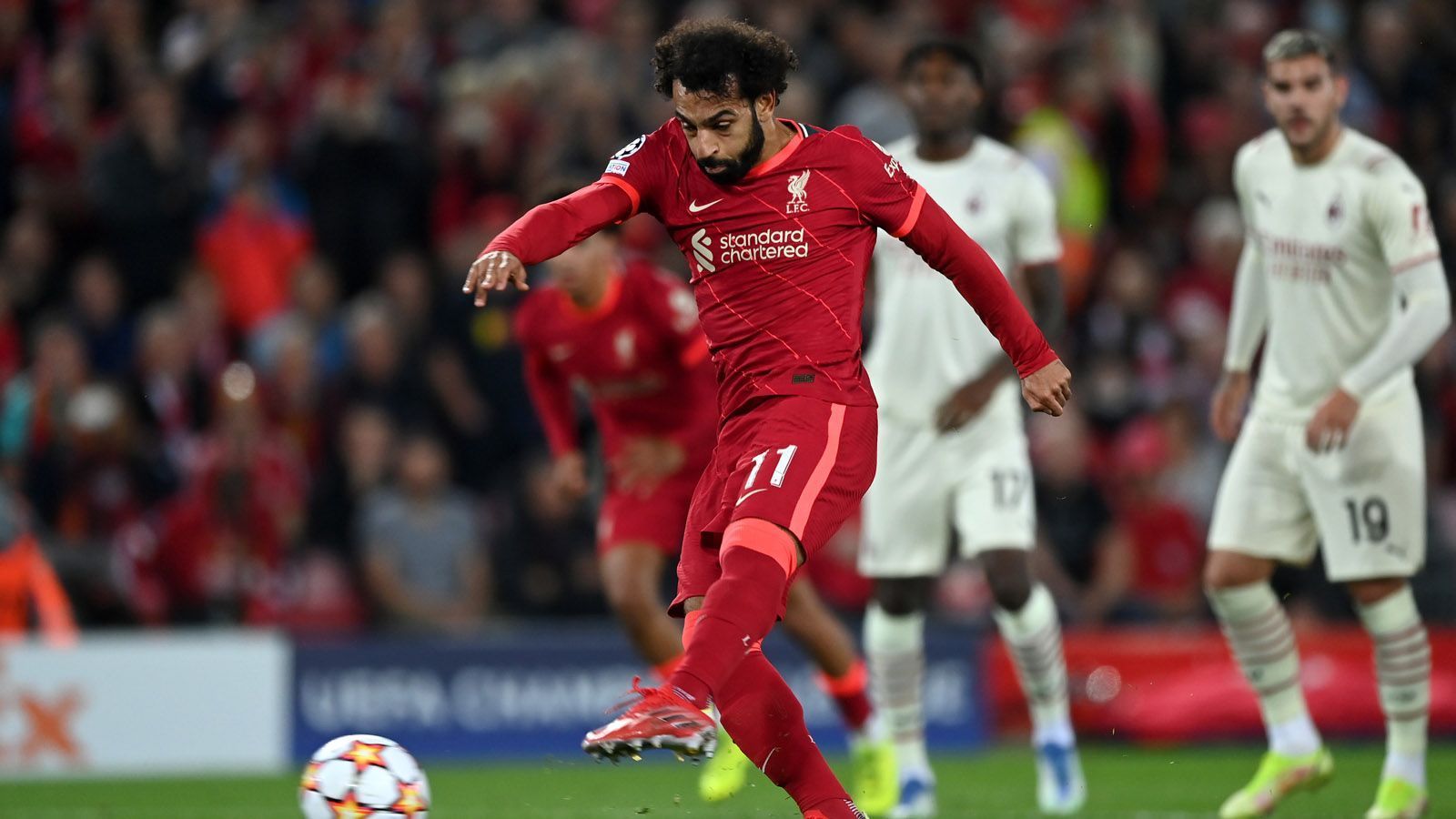 
                <strong>Salah verschießt Elfer</strong><br>
                Ein Weckruf für Milan? Nicht wirklich. Liverpool setzt nach. In der 14. Minute kann sich Ismael Bennacer im Strafraum nur mit einem Handspielretten. Elfmeter! Doch Salah scheitert am Mailänder Keeper Mike Maignan, auch Jota kann im nachsetzen per Kopf nicht verwandeln. Glück für die Italiener.
              