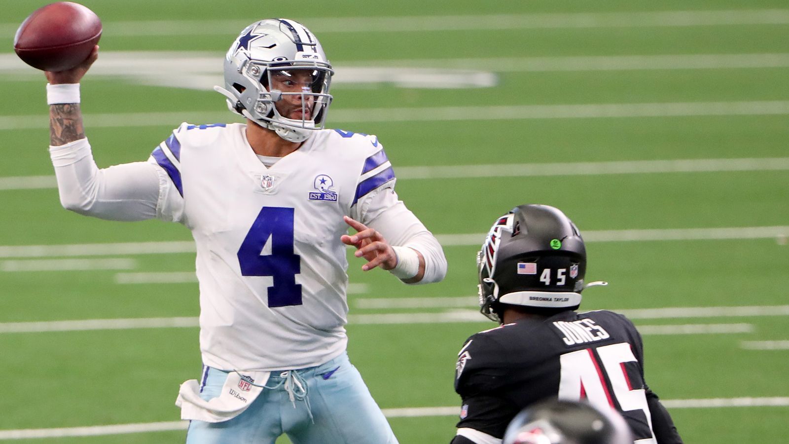 
                <strong>Week 2: Dual-Threat-QB Dak Prescott</strong><br>
                Mit einer überragenden Leistung führte Quarterback Dak Prescott seine Dallas Cowboys am Ende doch noch zum viel umjubelten und kaum noch für möglich gehaltenen 40:39-Heimsieg gegen den Atlanta Falcons. Prescott selbst kam an diesem Abend auf insgesamt 450 Passing Yards, warf damit einen Touchdown-Pass und lief dazu selbst noch drei Mal in die gegnerische Endzone. Damit hat der Signal Caller einen neuen Rekord aufgestellt. Denn Prescott ist der einzige Spieler in der NFL-Geschichte, dem in nur einem Spiel mindestens 400 Passing Yards und drei Rushing Touchdowns gelangen.
              