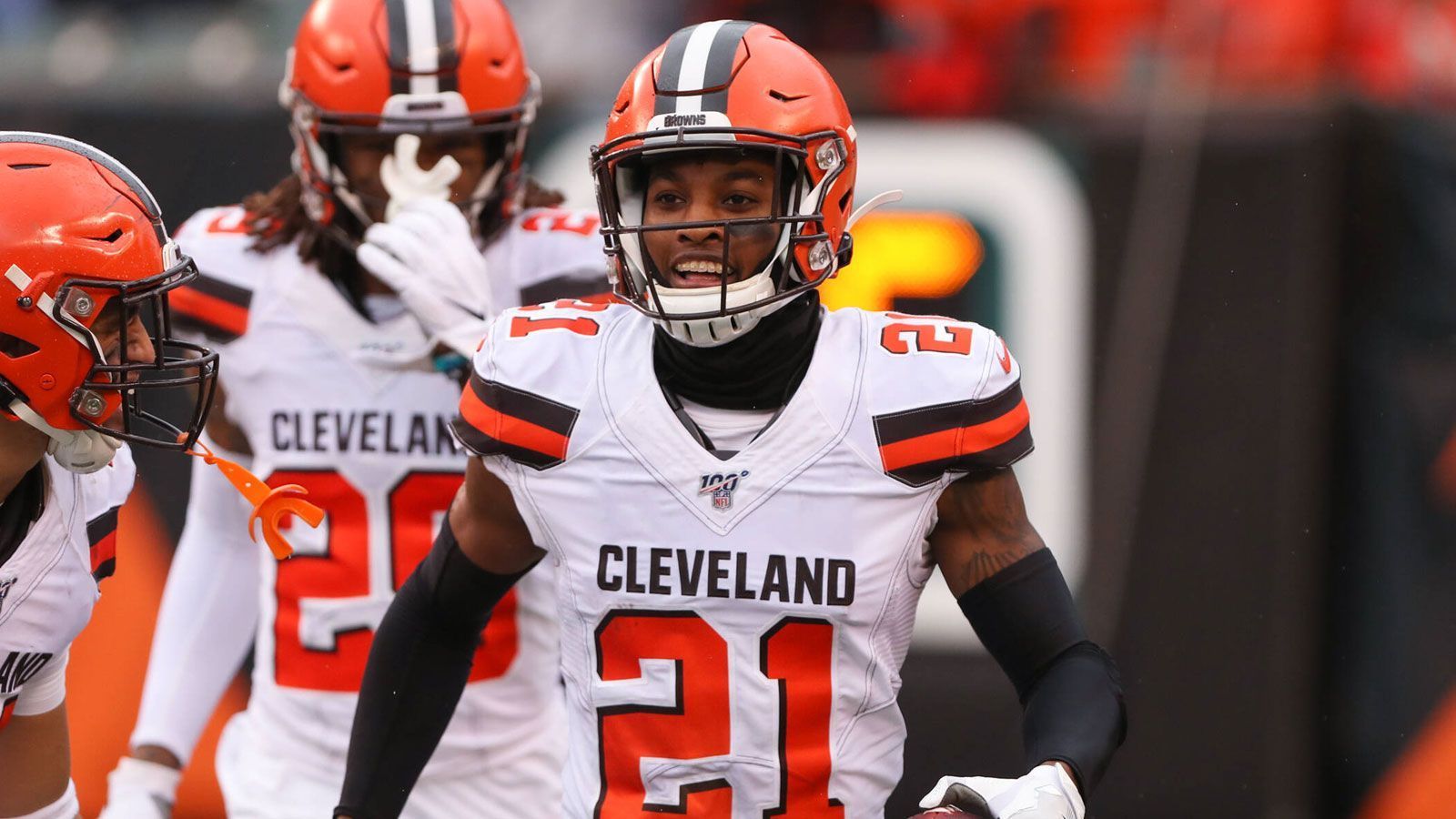 
                <strong>Denzel Ward (Cleveland Browns)</strong><br>
                Der Cornerback verbrachte sein ganzes Leben in Ohio. Geboren wurde Ward 1997 in Cleveland, aufgewachsen ist er in der Kleinstadt Macedonia, rund 30 Minuten außerhalb von Cleveland. Zudem spielte er am College für die Ohio State Buckeyes. Im NFL-Draft 2018 wählte ihn das Franchise aus seiner Geburtsstadt mit dem vierten Pick und schlossen damit den Kreis. Schon in seiner Debütsaison wurde Ward eine feste Größe in der Defensive der Browns und wurde direkt in den Pro Bowl gewählt.
              