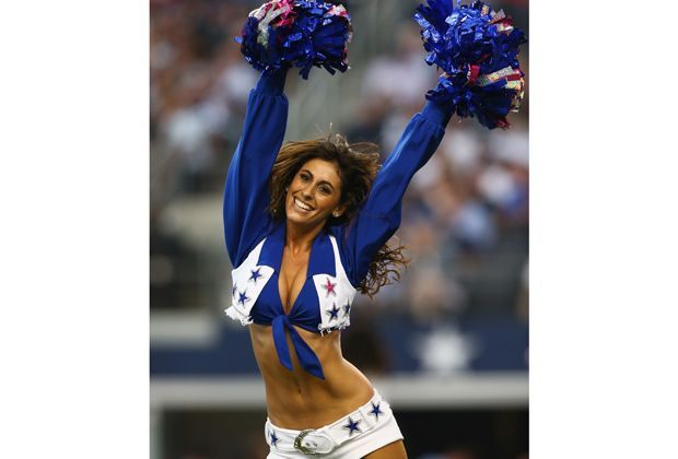 
                <strong>Dallas Cowboys - New York Giants 31:21</strong><br>
                Da sind auch die Cheerleader angetan. Sie jubeln dem neuen Rekordhalter zu.
              