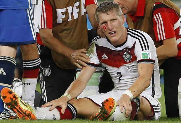 
                <strong>2014: Cut im Finale</strong><br>
                Bei der WM 2014 geht der Leader mit Schmerzen vorneweg. Obwohl Argentinien im WM-Finale auf ihn eintritt, schlägt und grätscht, kann Schweinsteiger nicht aufgehalten werden. Als Vize-Kapitän führt er Deutschland mit Cut zum Titel. 
              