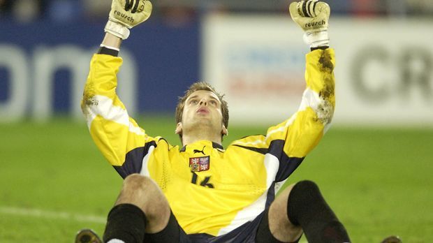 
                <strong>Petr Cech - 17 Jahre.</strong><br>
                Petr Cech - 17 Jahre. Cech spielt in der Jugend von Viktoria Pilsen als Mittelfeldspieler und spielte nur ab und zu als Torhüter. In der E-Jugend verletzt sich der Tscheche schwer und entscheidet sich nur noch im Tor zu spielen. 1999 gibt er dann im Alter von 17 Jahren beim FK Chmel Blsany sein Debüt als Profi.
              