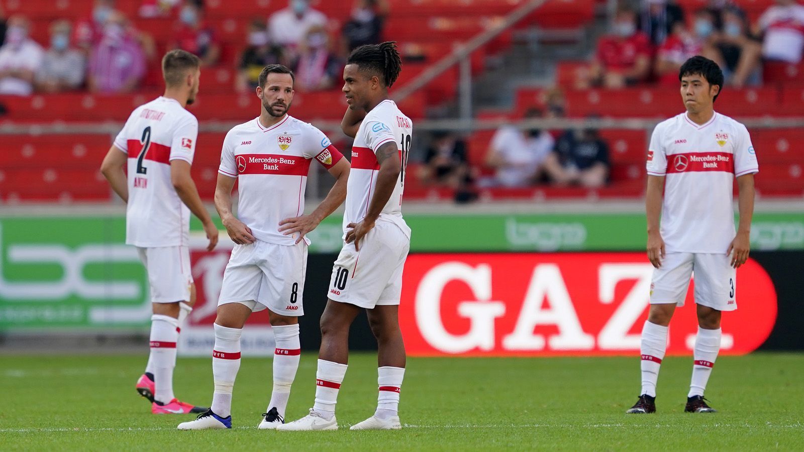 
                <strong>Verlierer: VfB Stuttgart</strong><br>
                Beim VfB Stuttgart gibt es nach der Rückkehr in die Bundesliga hohe Erwartungen, die jedoch gleich am ersten Spieltag gegen den SC Freiburg gedämpft wurden. 0:3 hieß es nach 48 Minuten. Ausgerechnet die Routiniers in der Defensive erlaubten sich einen Patzer nach dem nächsten. Immerhin lief es nach vorne rund. Über die schnellen Außenspieler Wamangituka und Massimo erspielten sich die Stuttgarter immer wieder Chancen und hätten nach dem 2:3 in der 81. Minute sogar noch den Ausgleich schaffen können. Am Ende ging der Aufsteiger aber leer aus. Und das ausgerechnet gegen den Sportclub, gegen den die Schwaben seit 2012 nicht mehr verloren hatten. 
              