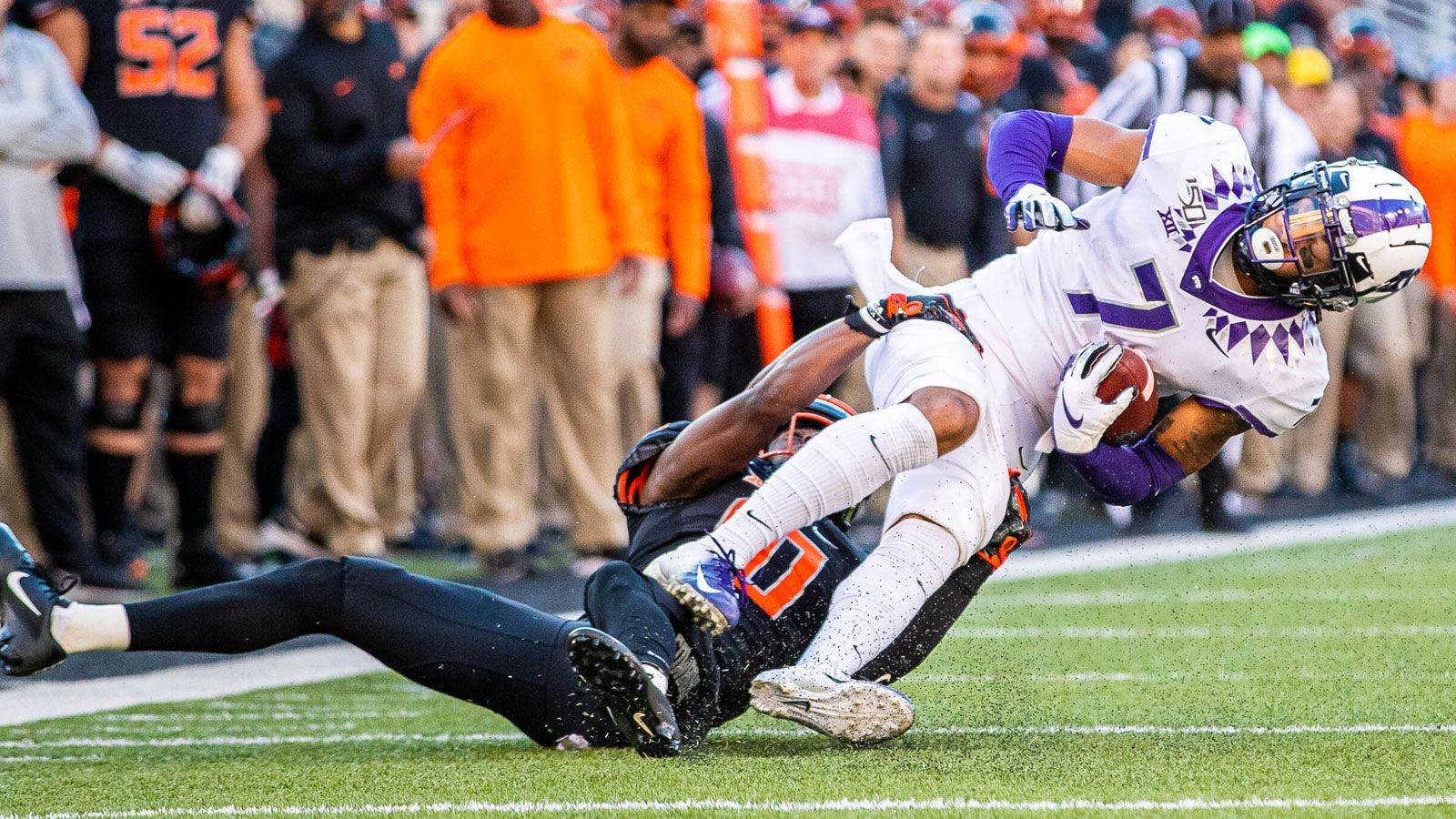 
                <strong>27. Pick: Baltimore Ravens - Trevon Moehrig (Safety)</strong><br>
                Der beste Safety des Drafts. Moehrig spielt mit Härte und hatte in den vergangenen beiden Saisons die meisten verteidigten Pässe. Kann auch als Slot-Cornerback agieren und ist dank seiner Explosivität in Sub-Packages zudem als Linebacker effektiv. Mit seiner Variabilität passt Moehrig perfekt in Baltimores Scheme.
              