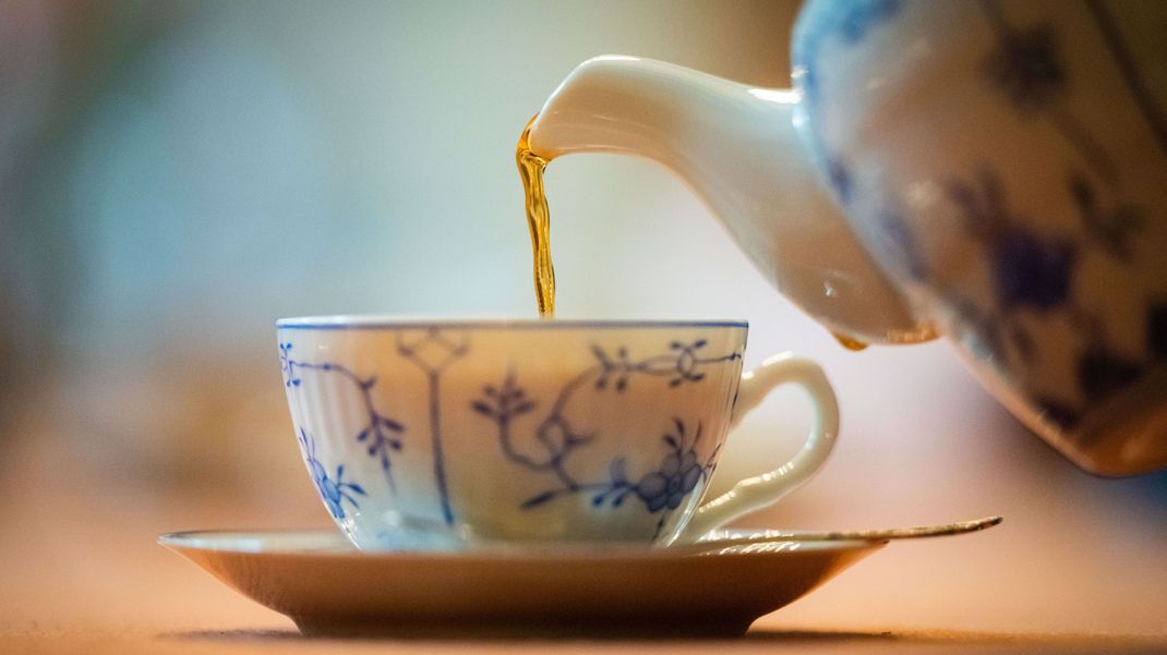 Tee mit Honig ist eines der einfachsten Mittel gegen eine Erkältung.