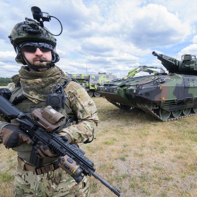 Ein Soldat neben einem Puma-Schützenpanzer von Rheinmetall