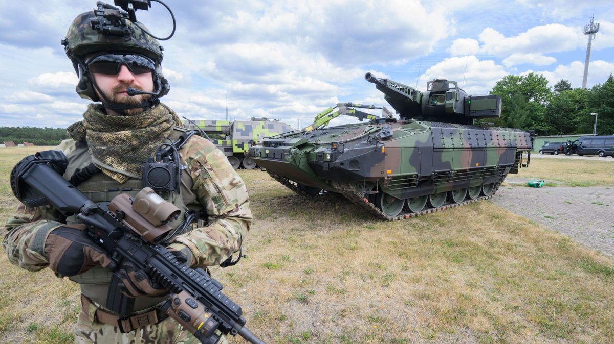 Ein Soldat neben einem Puma-Schützenpanzer von Rheinmetall