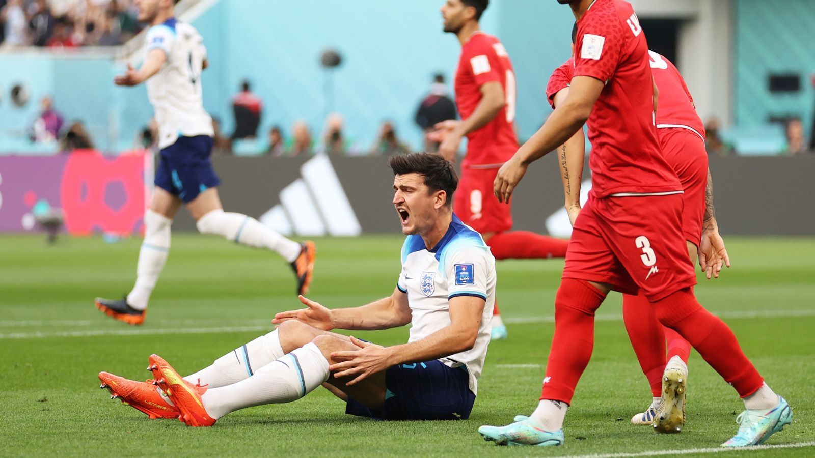 
                <strong>Harry Maguire</strong><br>
                Zuletzt formschwach, gegen den Iran aber hinten unterfordert. Schaltet sich bei Standards in den Angriff ein und ist zunächst der Spieler mit den besten Torchancen. Erst setzt er den Ball nach Flanke von Kane knapp am Tor vorbei, dann scheitert er per Kopf an der Latte. Das zweite Tor bereitet er mit einem gewonnenen Kopfballduell vor. Beim Gegentor passt aber die Abstimmung mit Stones nicht so gut. Wird danach ausgewechselt. ran-Note: 
              