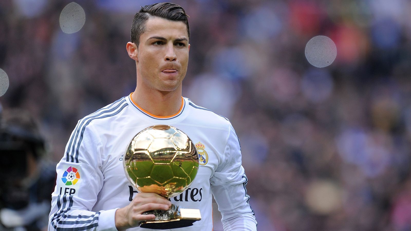 
                <strong>Cristiano Ronaldo (2013)</strong><br>
                Nach vierjähriger Durststrecke war Cristiano Ronaldo 2013 zurück auf Platz 1 bei der Weltfußballer-Wahl. Dabei holte er mit Real Madrid in diesem Jahr keinen entscheidenden Titel. Hinter dem Portugiesen landete - wenig überraschend - Lionel Messi. Der damalige Münchner Champions-League-Sieger Franck Ribery musste sich mit Rang 3 begnügen.
              