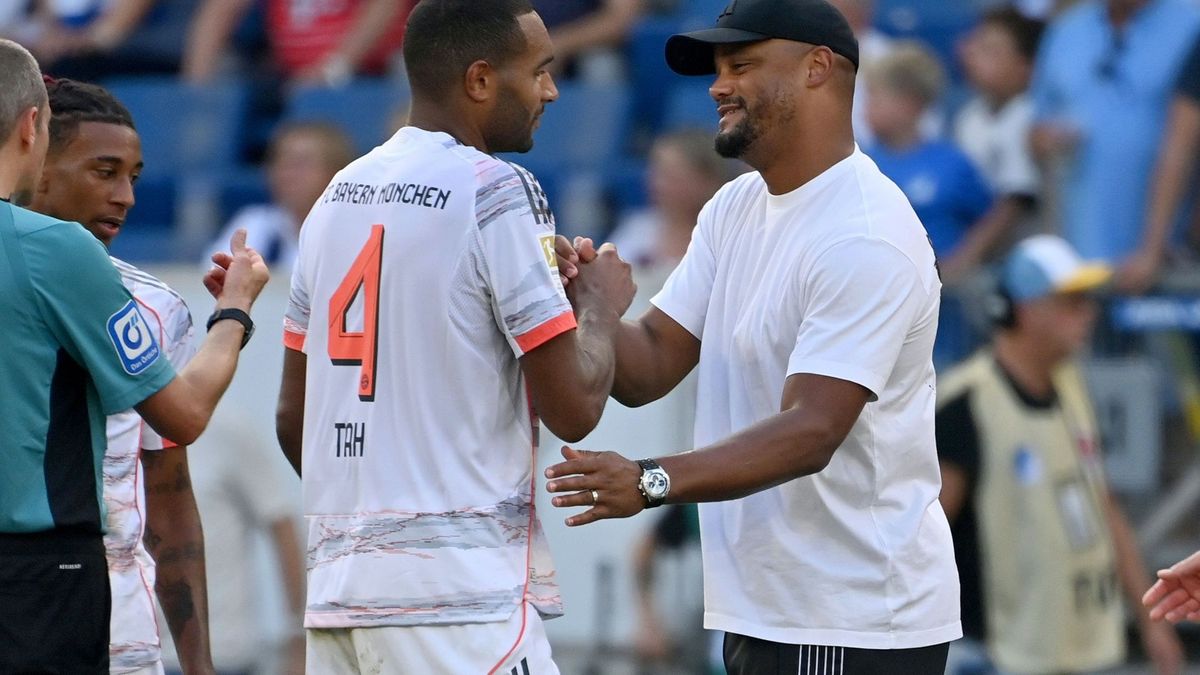 Jonathan Tah und Vincent Kompany (r.)