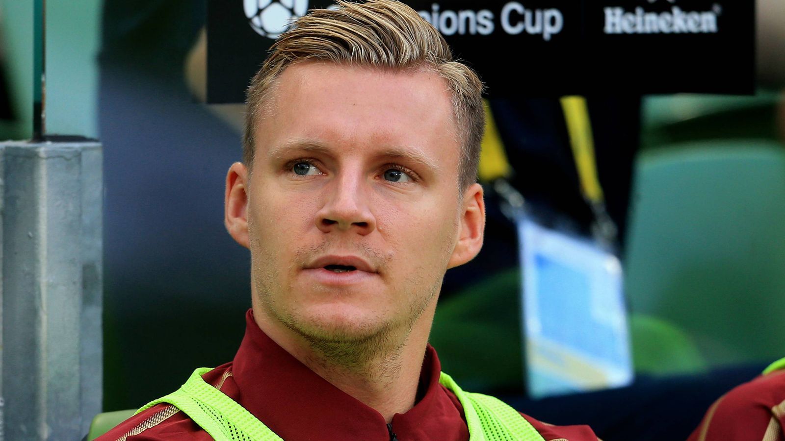 
                <strong>Verlierer: Bernd Leno</strong><br>
                Er ist ziemlich weit weg vom DFB-Team im Moment. Es gab mal Zeiten, da war der Zwist mit seinem Altersgenossen Marc-Andre ter Stegen eine Geschichte, die möglicherweise mal die Nationalmannschaft beschäftigen könnte. Beide ehrgeizig, beide keine Freunde, dazu direkte Konkurrenten um die Zukunft im DFB-Tor. Zurück bleibt heute ter Stegen, der Manuel Neuer die Vorherrschaft streitig machen will. Leno wurde vor der WM aussortiert und ging im Sommer zum FC Arsenal. Dort sitzt er nur auf der Bank. Empfehlen kann man sich so nicht.
              