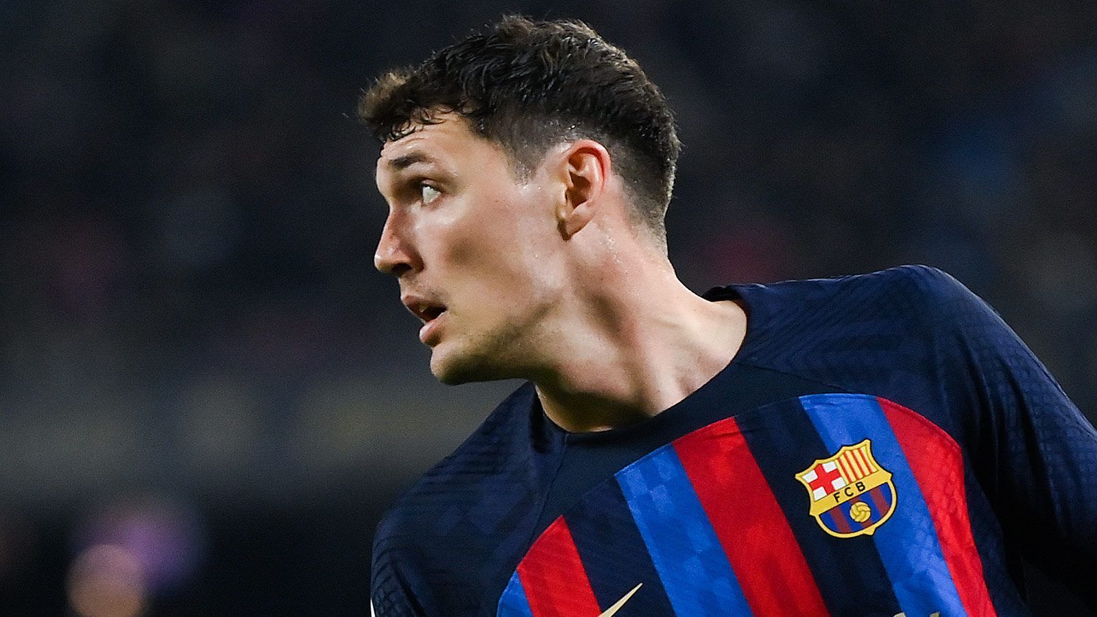 
                <strong>Andreas Christensen (FC Barcelona)</strong><br>
                Defensiv zeigt sich der ehemalige Gladbacher umsichtig. Zugleich versprüht Christensen Gefahr auf der anderen Seite: Nach einer Raphinha-Flanke setzt der Däne einen Kopfball vorbei, eine Hereingabe von de Jong lenkt er artistisch aufs Tor, ohne Courtois zu überwinden. ran-Note: 2
              