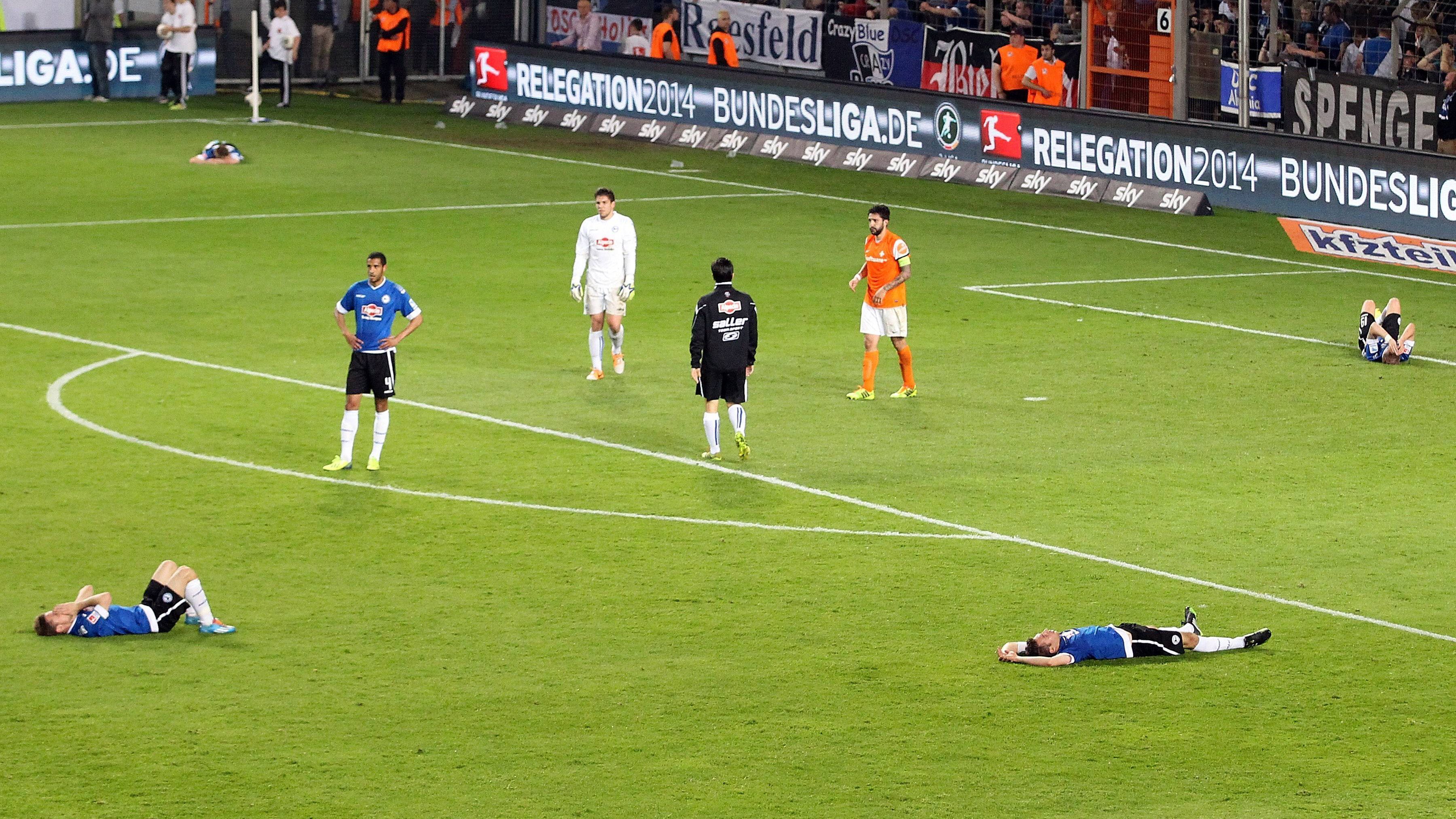 
                <strong>Bielefeld erinnert sich ungern an die Relegation</strong><br>
                Bielefeld droht bei einem Abstieg direkt von der Bundesliga in die 3. Liga durchgereicht zu werden. Das passierte zuletzt dem SC Paderborn, dem ostwestfälischen Rivalen der Arminia, von 2014 bis 2016. In eine Relegation musste Bielefeld bislang zwei Mal, der DSC zog jeweils den Kürzeren: 1985 erfolgte via Relegation gegen Saarbrücken (0:2 auswärts, 1:1 zu Hause) der Bundesliga-Abstieg, 2014 gegen Darmstadt (3:1 auswärts und 2:4 nach Verlängerung zu Hause) der Abstieg aus der 2. Bundesliga.
              