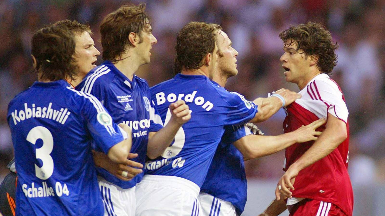 
                <strong>Schalke ist Zweiter!</strong><br>
                Beim Blick auf die Bundesligatabelle im März 2005 fällt auf, dass der FC Schalke 04 mit Trainer Ralf Rangnick auf Platz zwei stand. Heute kaum noch vorstellbar, doch damals spielten die Königsblauen regelmäßig um die internationalen Plätze mit. Meister wurde am Ende aber mal wieder der FC Bayern.
              