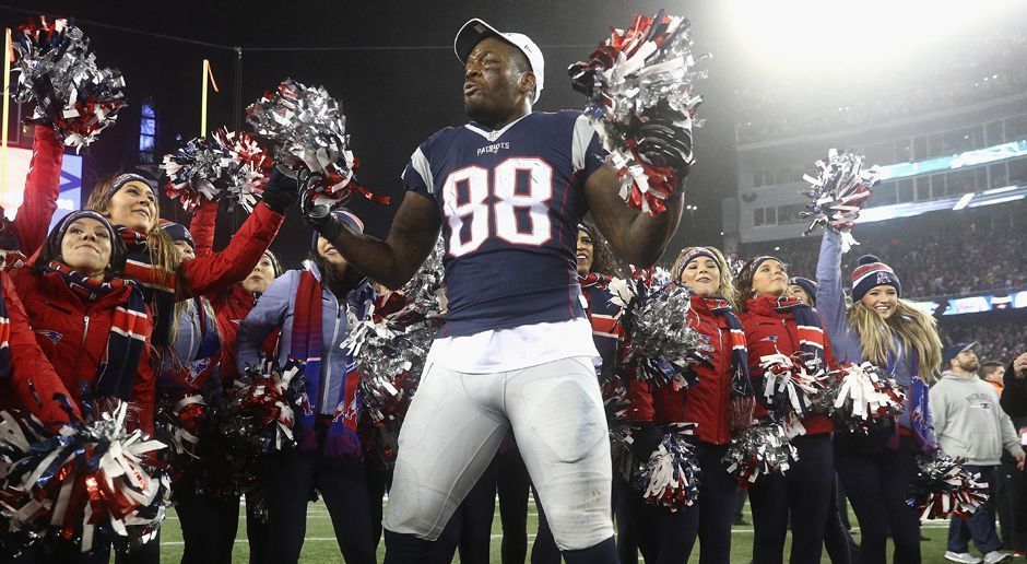 
                <strong>Patriots-Cheerleader</strong><br>
                Oh. Martellus Bennett ist natürlich außer Konkurrenz. Das Bild muss uns wohl zufällig reingerutscht sein ... Wer hat denn nun die heißeren Cheerleader - Eagles oder Patriots? Schreibt es in die Kommentare!
              