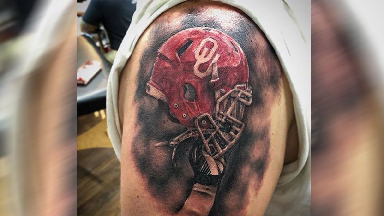 
                <strong>Oklahoma Sooners</strong><br>
                Ein spektakuläres Kunstwerk ist die Liebe zwischen den Oklahoma Sooners und dem Fan, der sich seine Verbundenheit auf dem Oberarm verewigt hat. 
              