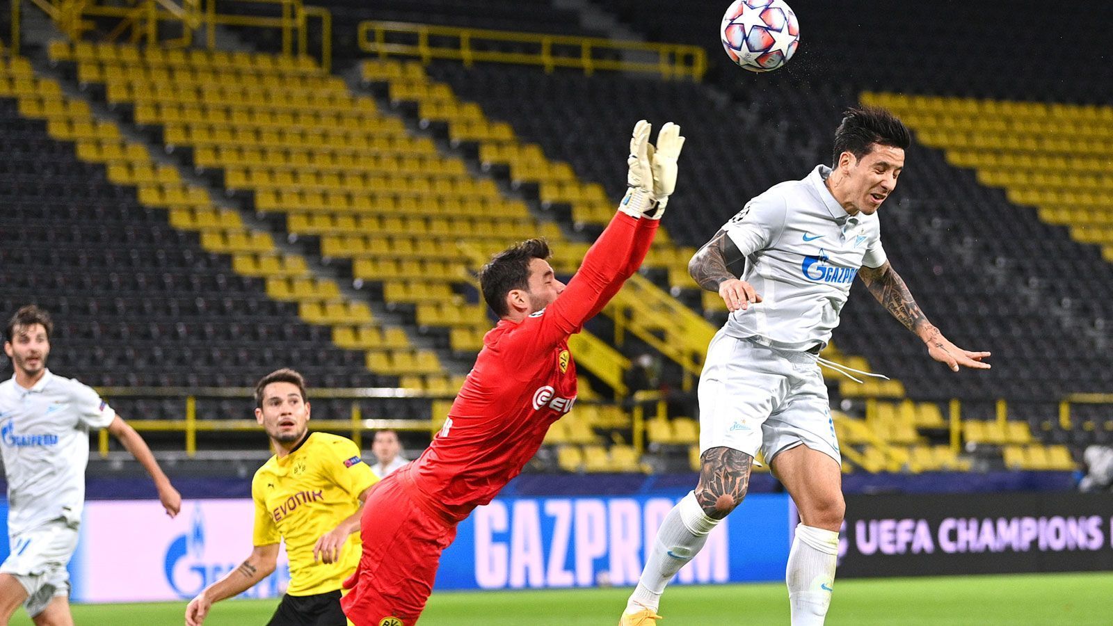 
                <strong>Roman Bürki</strong><br>
                Wird eigentlich nicht gefordert. Er greift nur einmal ein, als in der 35. Minute eine Flanke in seinen Strafraum segelt. Bürki zögert und kommt dann raus, aber gegen Driussi zu spät. Der Schweizer hat Glück, dass der Kopfball am Tor vorbeigeht. ran.de-Note: 4
              