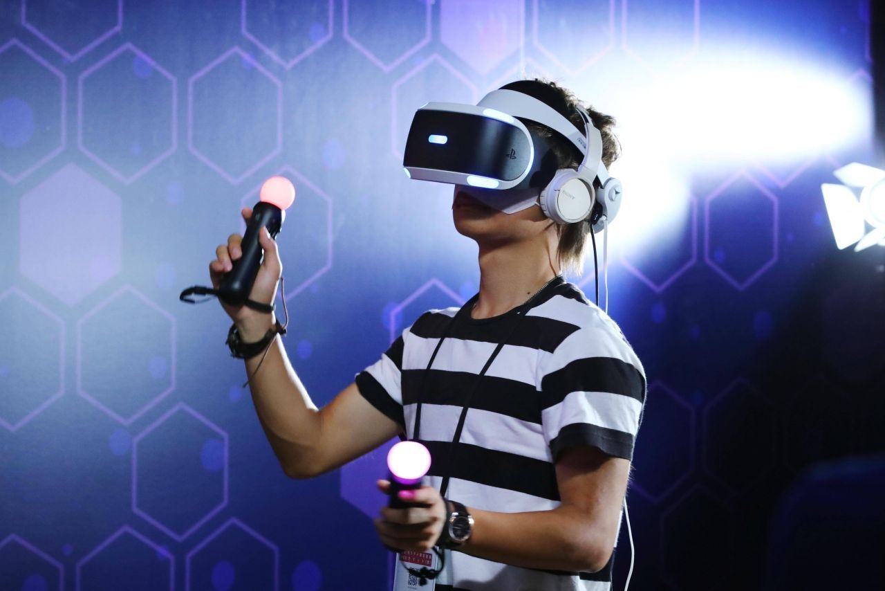 Andere VR-Brillen wie die Valve Index oder die HP Reverb G2 verbindest du per Kabel mit einem leistungsstarken Gaming-PC. Die PlayStation VR (Bild) wird an eine PlayStation-Spielkonsole angeschlossen.