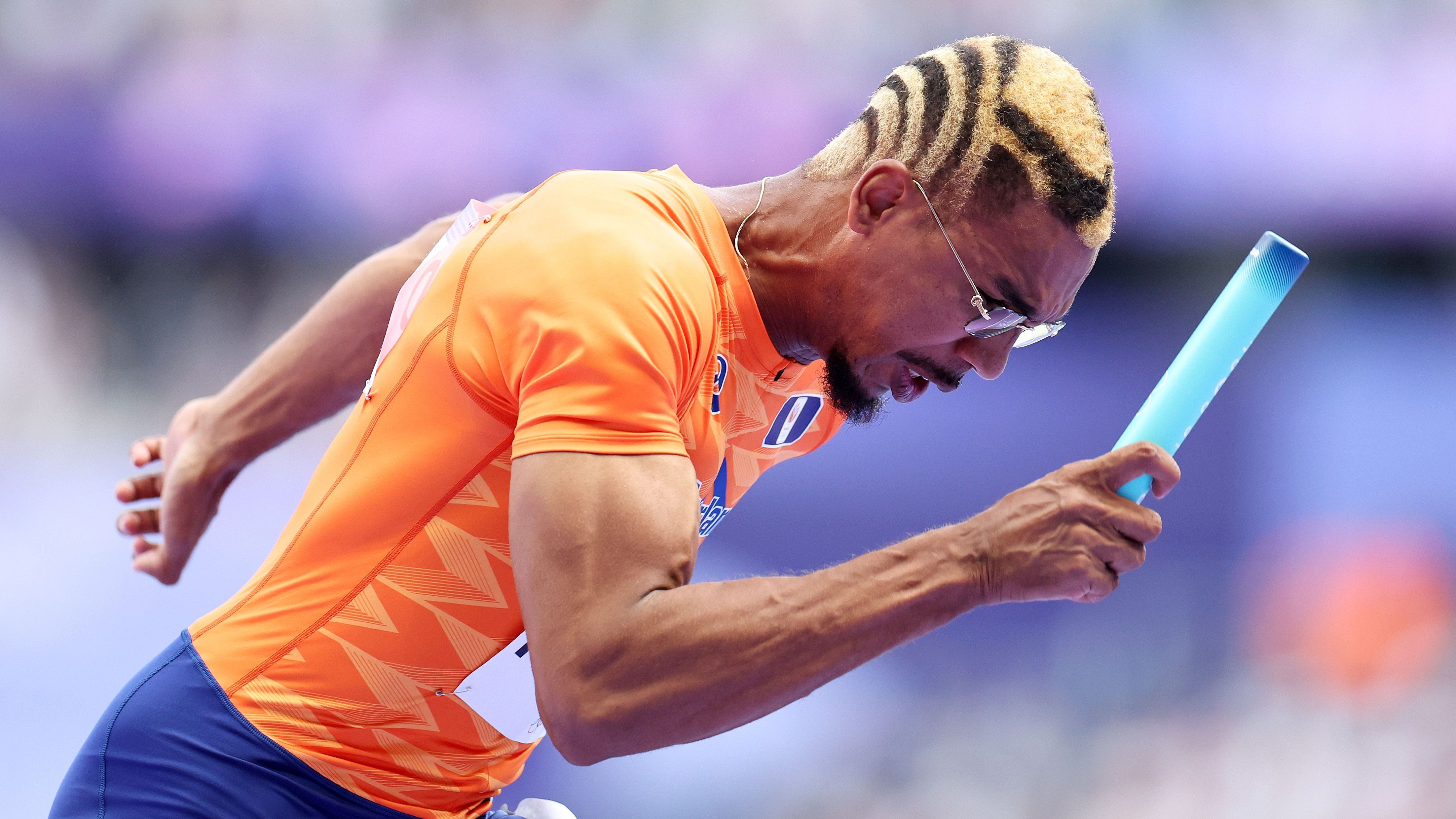 <strong>Olympia 2024: Die besten Bilder des 13. Tages</strong><br>Der Niederländer Onyema Adigida läuft die 4 x 100m Staffel mit Stab, Brille und extravaganter Frisur.