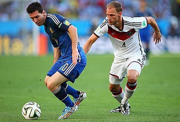 
                <strong>Benedikt Höwedes</strong><br>
                Schwerstarbeit für den Schalker! Die Argentinier suchten den Tempovorteil über seine Seite. Wehrte sich nach Kräften, belastete sich aber früh mit einer unnötigen Gelben. Hatte in der 45. Minute die besten deutsche Chance: Kopfball an den Pfosten! Note: Weltmeister!
              