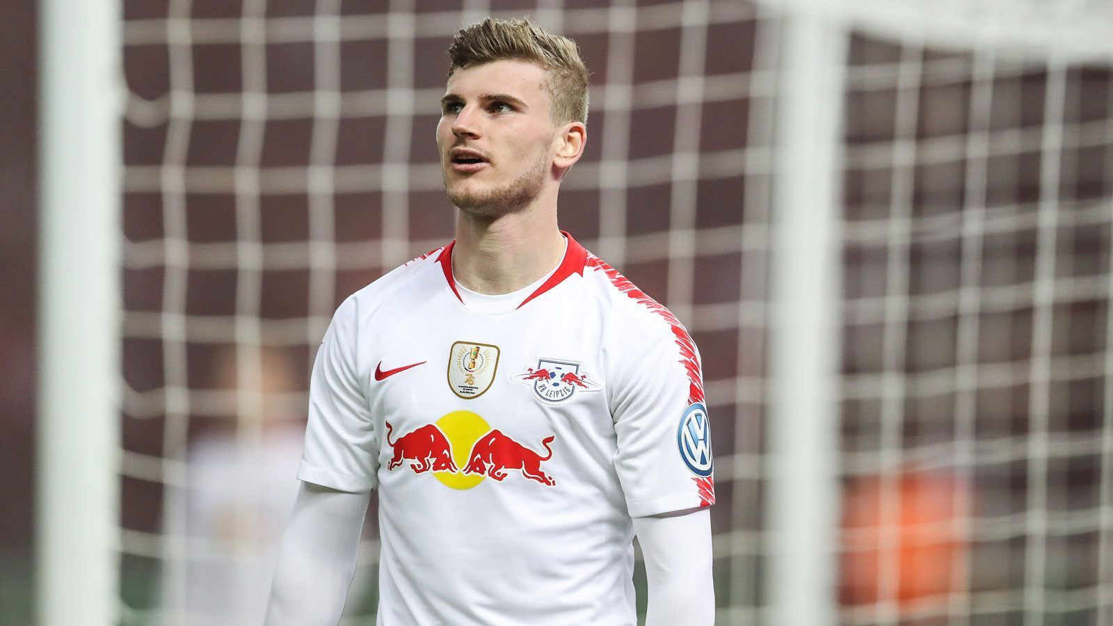 
                <strong>Werner verlängert in Leipzig </strong><br>
                Das Transfer-Hickhack hat beim Nationalspieler jedoch Spuren hinterlassen. Zweite Wahl will er dann doch nicht sein. Und RB Leipzig spielt ja schließlich auch Champions League. Statt zu Bayern zu wechseln, verlängert Werner seinen Vertrag bei den Sachsen um fünf Jahre. Ausstiegsklausel 100 Millionen. Immer diese Wahnsinns-Preise, ärgert man sich an der Säbener Straße.
              